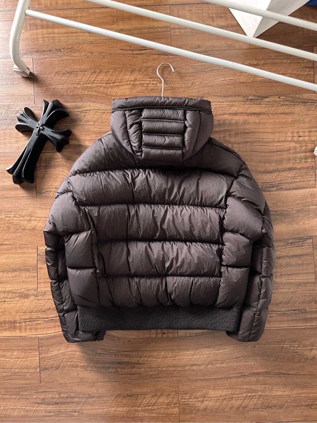 Dior 迪奥 🆕🆕🆕25年冬季最新羽绒服立体剪裁廓形版型上身显瘦帅气！胸前小logo设计、时尚感极强。