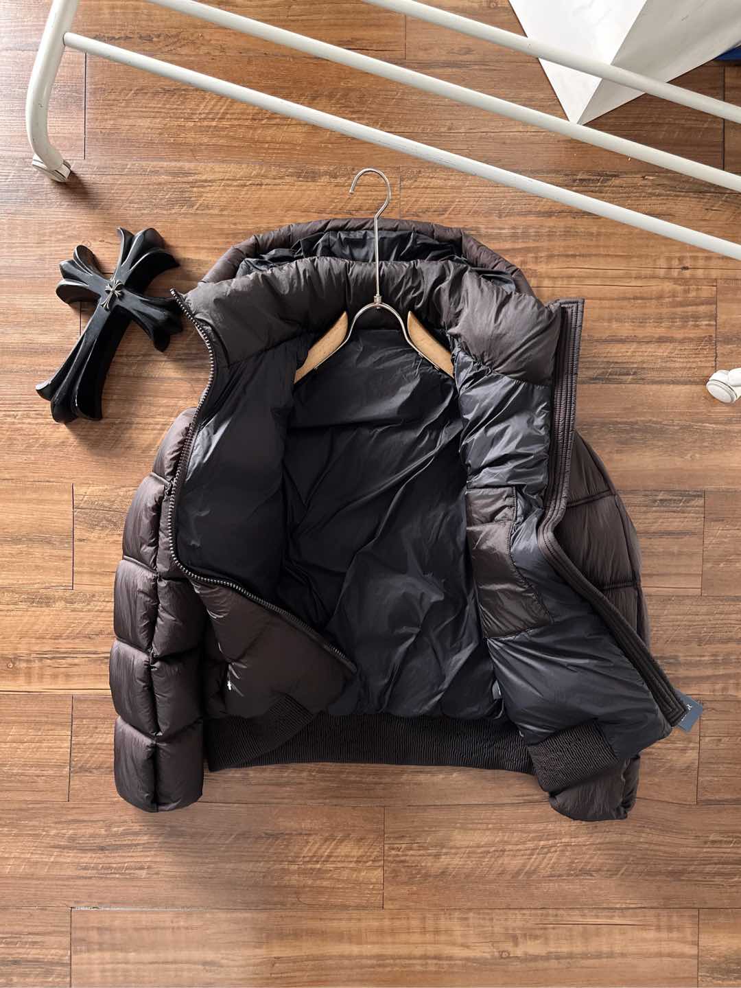 Dior 迪奥 🆕🆕🆕25年冬季最新羽绒服立体剪裁廓形版型上身显瘦帅气！胸前小logo设计、时尚感极强。