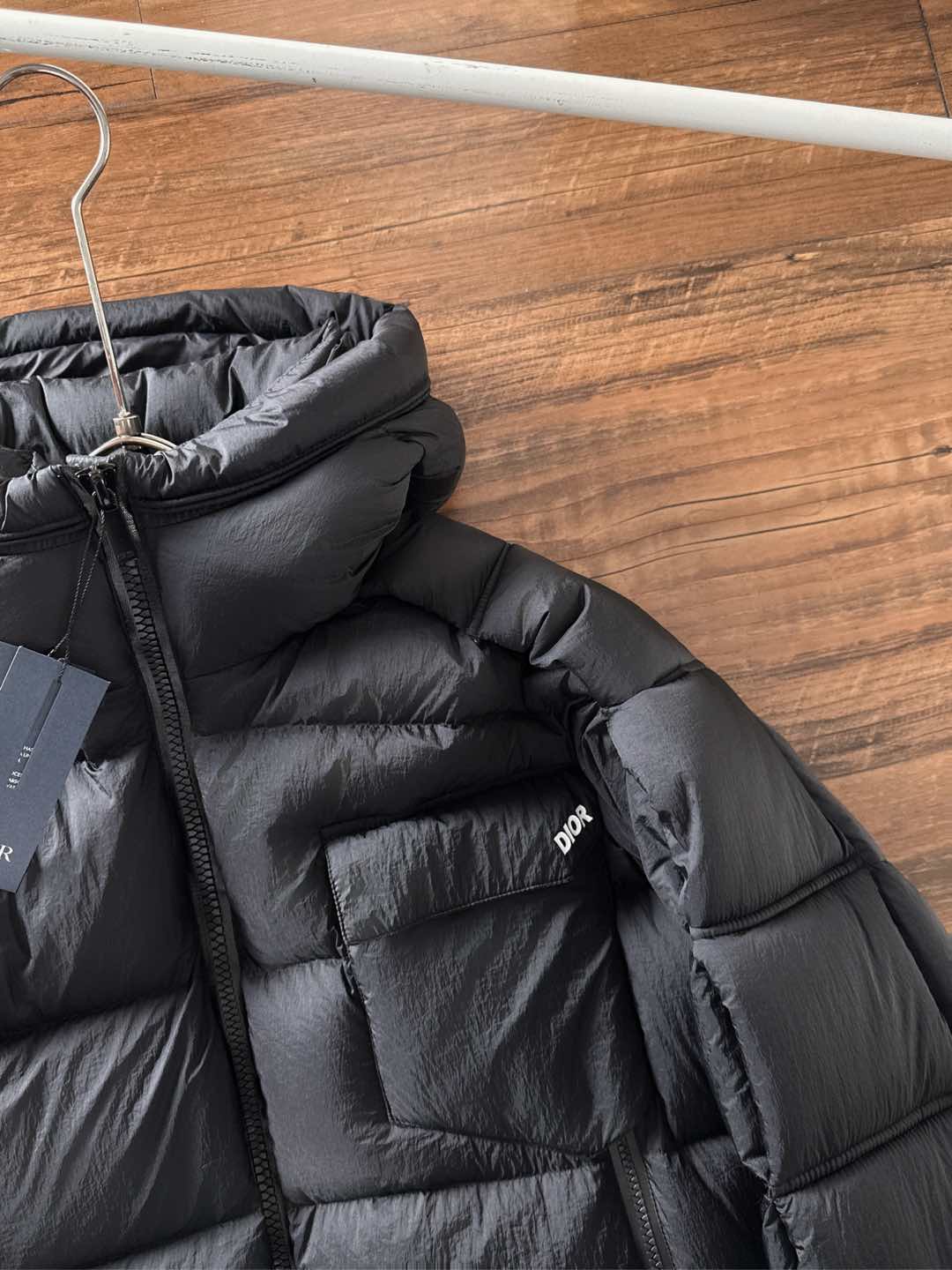 Dior 迪奥 🆕🆕🆕25年冬季最新羽绒服立体剪裁廓形版型上身显瘦帅气！胸前小logo设计、时尚感极强。