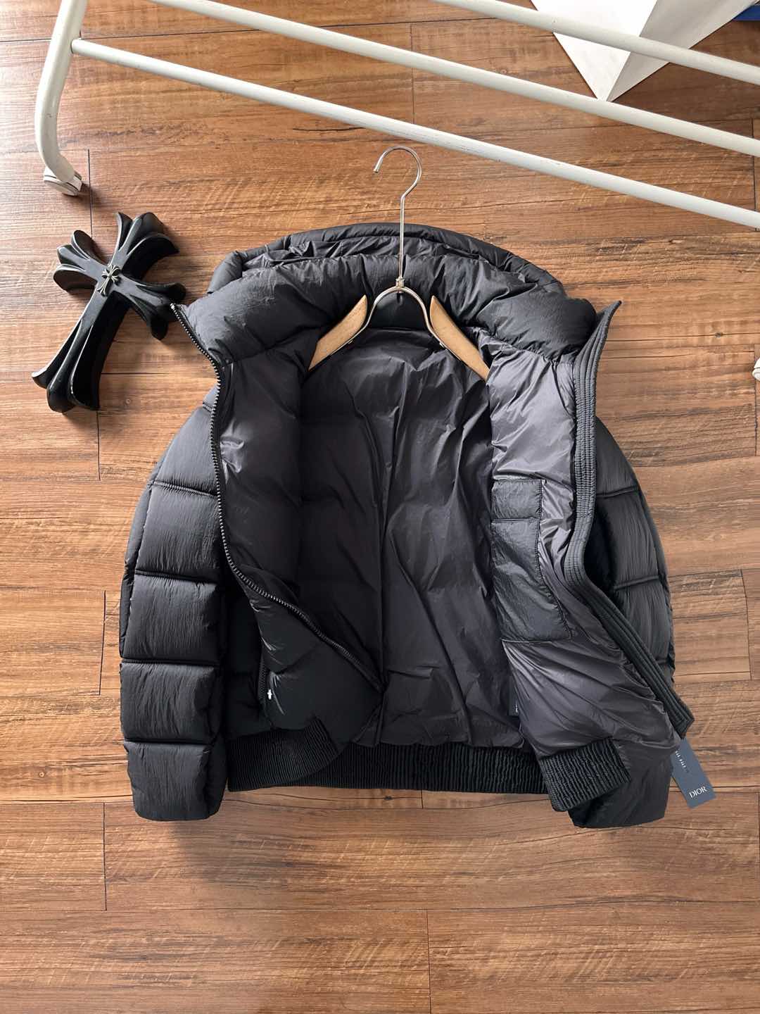 Dior 迪奥 🆕🆕🆕25年冬季最新羽绒服立体剪裁廓形版型上身显瘦帅气！胸前小logo设计、时尚感极强。