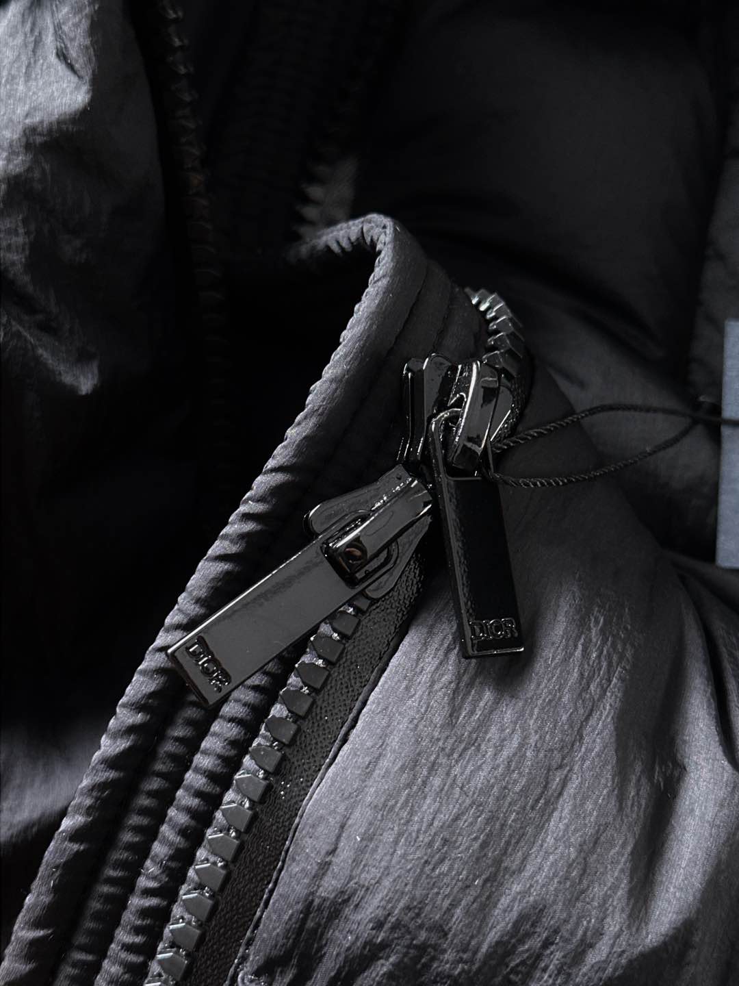 Dior 迪奥 🆕🆕🆕25年冬季最新羽绒服立体剪裁廓形版型上身显瘦帅气！胸前小logo设计、时尚感极强。