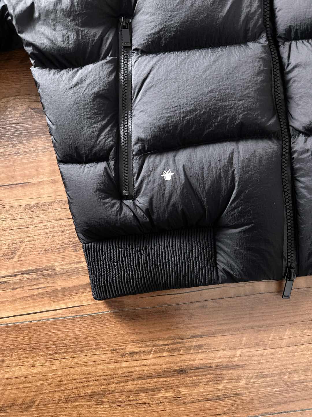 Dior 迪奥 🆕🆕🆕25年冬季最新羽绒服立体剪裁廓形版型上身显瘦帅气！胸前小logo设计、时尚感极强。