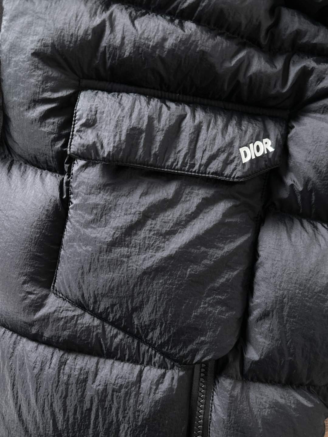 Dior 迪奥 🆕🆕🆕25年冬季最新羽绒服立体剪裁廓形版型上身显瘦帅气！胸前小logo设计、时尚感极强。