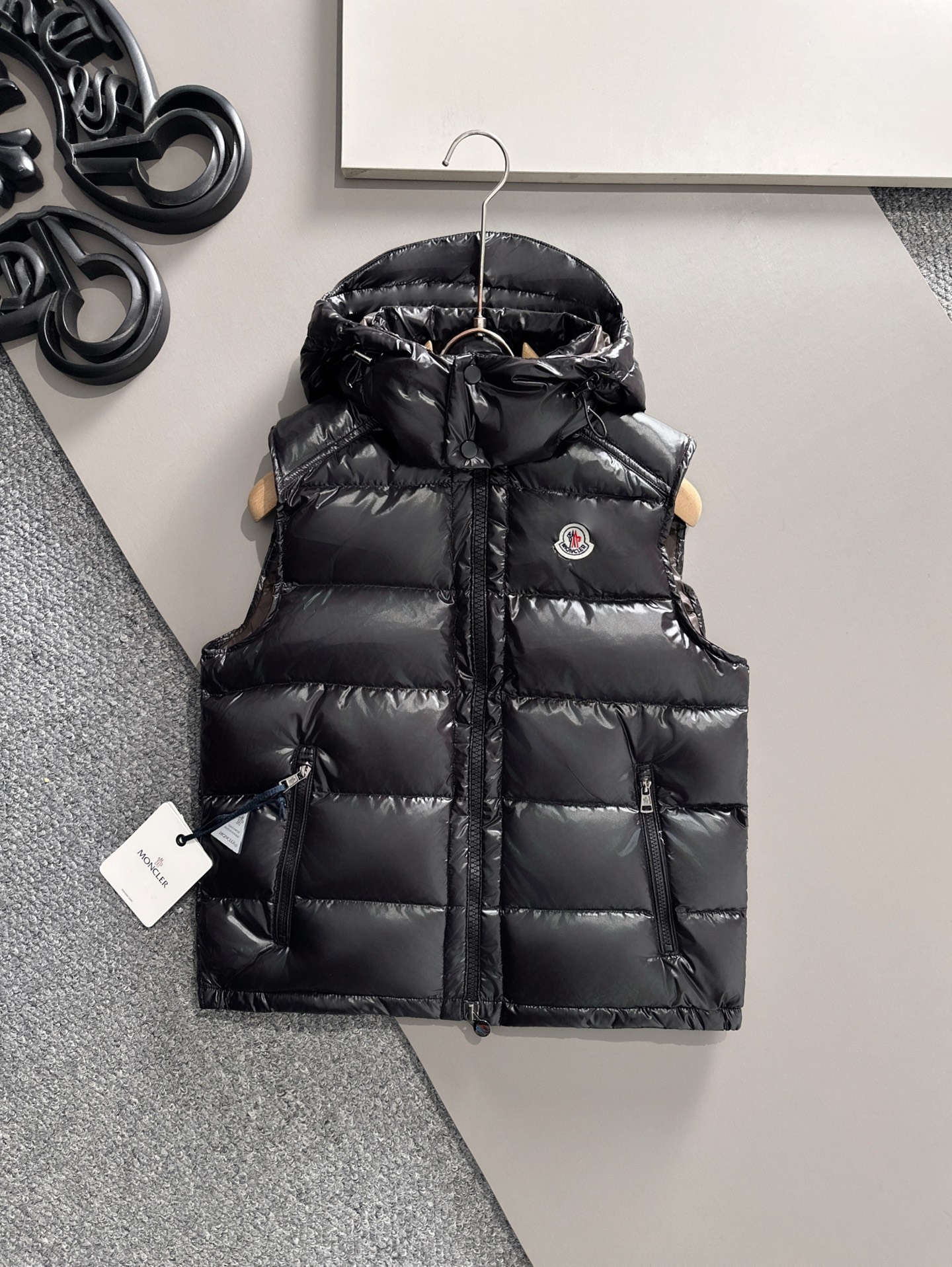 NO:730737,Supports exchange after the year. Premium down Moncler Bormes (trading company channel order) men's hooded down vest. The hood is removable. Variable stand-up collar vest. No matter the fabric/no hardware/produced by channel order. You can feel the quality by yourself. The Bormes men's vest is classic and timeless, and the colors and details are reminiscent of the Paninari trend in the 1980s. Product details Bormes down vest is made of the iconic glossy nylon  Made of laqué fabric, classic checkered quilting has excellent thermal protection performance. Two-way zipper closure design, with Moncler logo-shaped zipper puller. Details Made of nylon laqué fabric Nylon laqué lining Filled with down Detachable and adjustable hood Collar with snap buttons Zipper closure Zipper pockets Size1-6,,down jacket,hats,19860909支持年后退换 特级羽绒Moncler Bormes(贸易公司渠道订单)男士连帽羽绒马甲.连帽可脱卸.可变立领马甲.不讲面料/不讲五金了/渠道订单出品.品质拿到自行感受下. Bormes男士马甲经典而隽永,色彩和细节让人联想到80年代的Paninari风潮. 商品详情 Bormes羽绒马甲采用标志性的光泽nylon laqué面料制成,经典方格块绗缝具有出色保暖防护性能.双向拉链开合设计,搭配Moncler标识造型拉链头. 细节 采用nylon laqué面料制成 Nylon laqué衬里 填充羽绒 可拆卸可调节兜帽 衣领设有按扣 拉链开合 拉链口袋 Size1-6,,down jacket,hats,,Men's clothing
