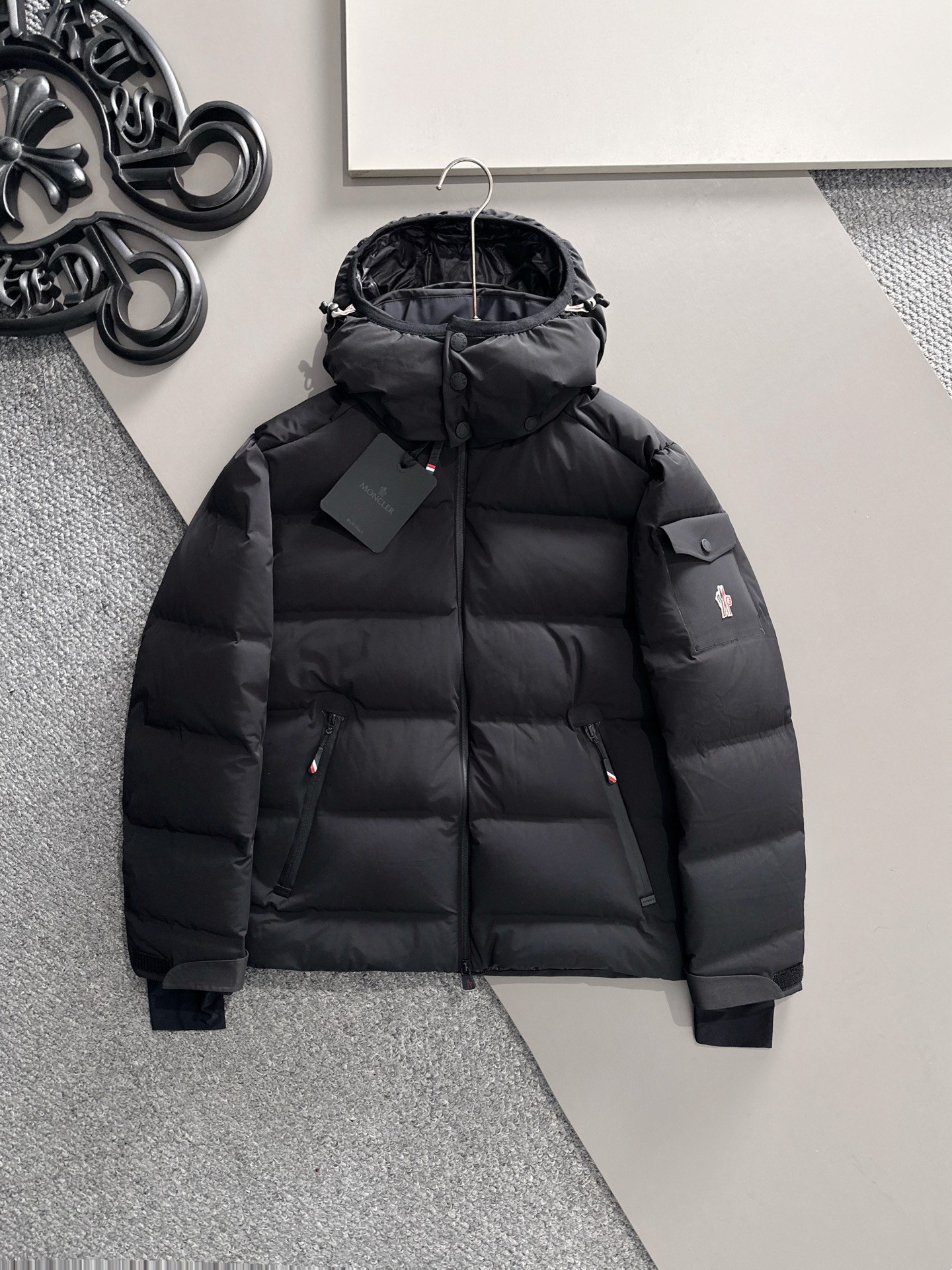 NO:730730,Supports exchange after the year. Special down Moncler Montgetech (limited to blue) high-end men's short down jacket. A high-end item priced at 2w at the counter. The fabric is really good, don't miss it. A must-have item for high-end customers. The color is so beautiful. The tag barcode model number is complete and corresponds to the official website. The tag has built-in NFC electronic induction anti-counterfeiting. The Montgetech men's down jacket is a casual style, integrating the excellent performance of the Moncler Grenoble series.  The Montgetech Men's Short Down Jacket is comfortable and eye-catching, adding an elegant touch to any look. Made from functional double-layer stretch nylon fabric bonded with a durable, ventilated membrane. Functional zipper closure, ski pass pocket and stretchy jersey wristbands provide comfort in all mountain sports, providing comfort in inclement weather. Details Made from double-layer four-way stretch nylon fabric Nylon lining Down filling Bonded checkered panels Removable hood with snap fasteners and adjustable drawstring  Windproof inner collar Fabric number transfer pattern YKK AquaGuard functional zipper closure Ski pass pocket with snap fastener YKK Aquaguard functional zipper exterior pocket Internal electronics pocket Internal snow lining Elastic knit wrist guards Ski pass pocket Pull tabs and tri-color details at cuffs Elastic drawstring hem Size : 1-5. Black, limited blue,,jackets & coats,jackets & coats,down jacket,hats,19860909支持年后退换 特级羽绒Moncler Montgetech(限定蓝色)高端男士短款羽绒夹克外套.柜台2w开外的高端单品.面料真是好的不要不要的.高端客必入单品.太漂亮这个配色. 吊牌条码款号齐全,对应官网一致.吊牌内置 NFC电子感应防伪. Montgetech男士羽绒夹克休闲款式,融合Moncler Grenoble系列的优良性能. Montgetech男士短款羽绒夹克舒适而瞩目,为造型赋予优雅风格.采用功能性双层弹性尼龙面料制成,粘合耐久通风的薄膜.功能性拉链开合、滑雪通行证口袋和弹性平纹针织护腕满足各种山地运动所需,可在恶劣天气带来舒适的穿着体验. 详情 采用双层四向弹性尼龙面料制成 尼龙衬里 填充羽绒 粘合方格块 可拆卸兜帽,搭配按扣和可调节抽绳 防风内领 织物编号转印图案 YKK AquaGuard功能性拉链开合 滑雪通行证口袋设有按扣 YKK Aquaguard功能性拉链外部口袋 内部电子设备口袋 内部防雪衬 弹性针织护腕 滑雪通行证口袋 袖口设有拉袢和三色细节 弹性抽绳下摆 Size : 1-5. 黑色,限定蓝,,jackets & coats,jackets & coats,down jacket,hats,,Men's clothing