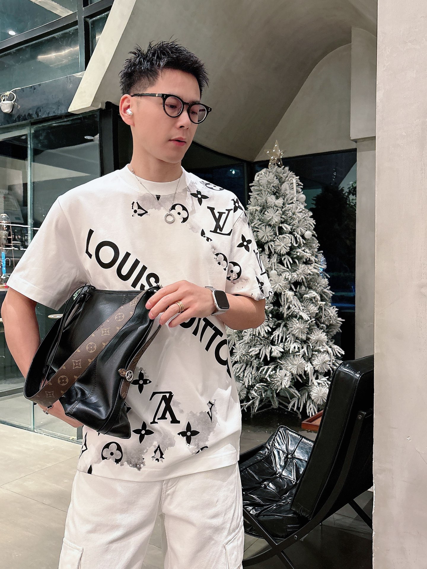 NO:726896,After the year, LV 2026ss spring and summer new styles are launched at the counter, the latest short-sleeved round neck T-shirts, high-end customization, avant-garde and fashionable designs!  The brand logo is designed with heavy craftsmanship. High-end customized pure cotton fabric. Soft to the touch. Comfortable to wear. Exquisite stitching at the counter level. Fine workmanship. The upper body effect is incomparably handsome!  A must-have item for a stylish man!  Color Black White Size S-XXL,,louis vuitton,T-shirt,tees,t-shirt,19860909年后 LV 2026ss 春夏新款首发专柜最新款短袖圆领T恤 高端订制 设计前卫时尚！品牌logo重工艺设计 高端定制纯棉面料.手感柔软.穿着舒适.专柜级别精致车线.做工精细.上身效果无敌帅气！型男必备单品！ 颜色黑色 白色 码数S-XXL,,louis vuitton,T-shirt,tees，t-shirt,,Men's clothing