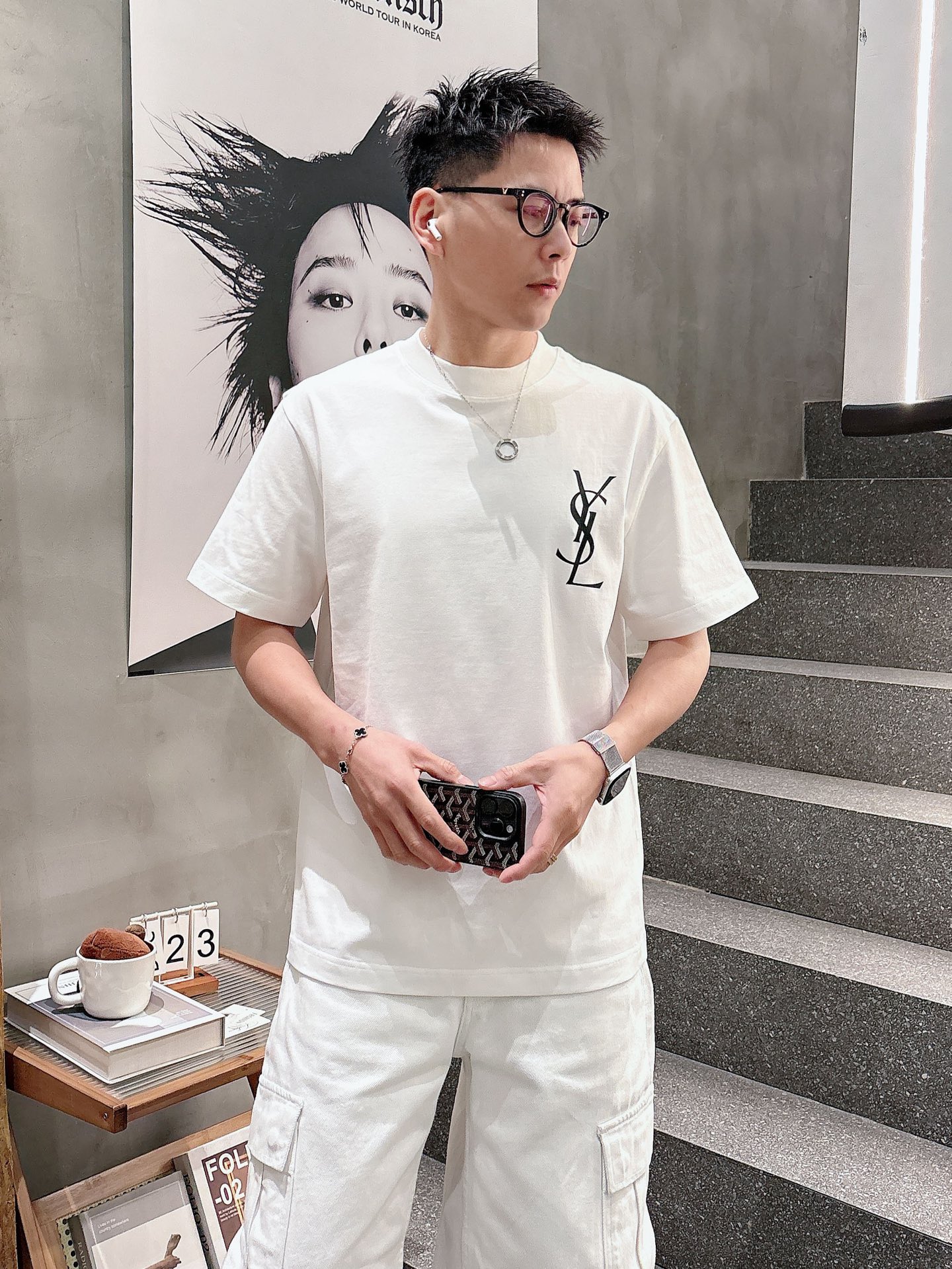 NO:726855,After the year, YSL Saint Laurent 2026ss spring and summer new debut counter latest short-sleeved round neck T-shirt, high-end custom design, avant-garde and fashionable!  The brand logo is designed with heavy craftsmanship. High-end customized pure cotton fabric. Soft to the touch. Comfortable to wear. Exquisite stitching at the counter level. Fine workmanship. The upper body effect is incomparably handsome!  A must-have item for a stylish man!  Color Black White Size S-XXL,,saint laurent,saint laurent,T-shirt,tees,t-shirt,19860909年后 YSL 圣罗兰 2026ss 春夏新款首发专柜最新款短袖圆领T恤 高端订制 设计前卫时尚！品牌logo重工艺设计 高端定制纯棉面料.手感柔软.穿着舒适.专柜级别精致车线.做工精细.上身效果无敌帅气！型男必备单品！ 颜色黑色 白色 码数S-XXL,,saint laurent,saint laurent,T-shirt,tees，t-shirt,,Men's clothing