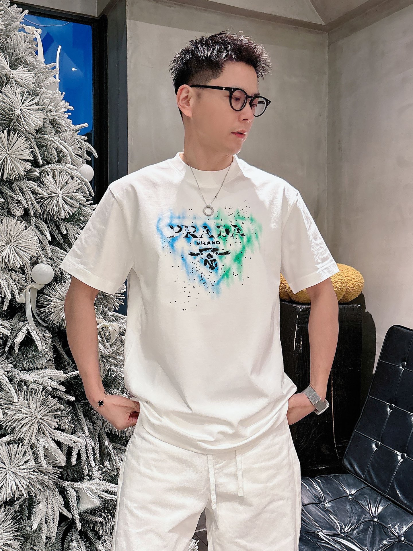 NO:726881,Years later, Prada 2026ss new spring and summer new debut counter, the latest short-sleeved round neck T-shirt, high-end customization, avant-garde and fashionable design!  The brand logo is designed with heavy craftsmanship. High-end customized pure cotton fabric. Soft to the touch. Comfortable to wear. Exquisite stitching at the counter level. Fine workmanship. The upper body effect is incomparably handsome!  A must-have item for a stylish man!  Color Black White Size S-XXL,, prada, prada, T-shirt, tees, t-shirt,19860909年后 Prada 普拉达 2026ss 春夏新款首发专柜最新款短袖圆领T恤 高端订制 设计前卫时尚！品牌logo重工艺设计 高端定制纯棉面料.手感柔软.穿着舒适.专柜级别精致车线.做工精细.上身效果无敌帅气！型男必备单品！ 颜色黑色 白色 码数S-XXL,,prada,prada,T-shirt,tees，t-shirt,,Men's clothing