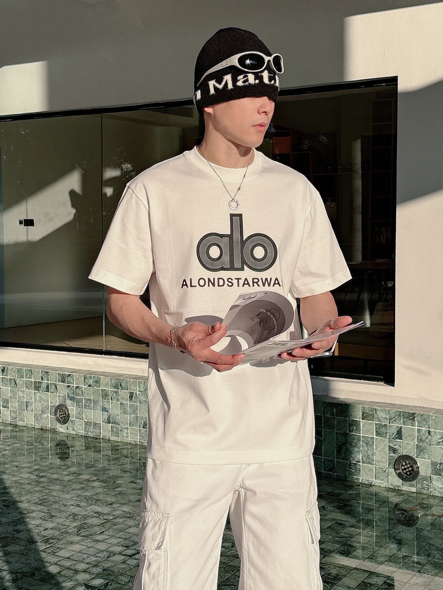 NO:726850,After the year, ALO 2026ss new spring and summer new debut counter, the latest short-sleeved round neck T-shirt, high-end customization, avant-garde and fashionable design!  The brand logo is designed with heavy craftsmanship. High-end customized pure cotton fabric. Soft to the touch. Comfortable to wear. Exquisite stitching at the counter level. Fine workmanship. The upper body effect is incomparably handsome!  A must-have item for a stylish man!  Color Black White Size S-XXL, T-shirt, tees, t-shirt,19860909年后 ALO 2026ss 春夏新款首发专柜最新款短袖圆领T恤 高端订制 设计前卫时尚！品牌logo重工艺设计 高端定制纯棉面料.手感柔软.穿着舒适.专柜级别精致车线.做工精细.上身效果无敌帅气！型男必备单品！ 颜色黑色 白色 码数S-XXL,,T-shirt,tees，t-shirt,,Men's clothing