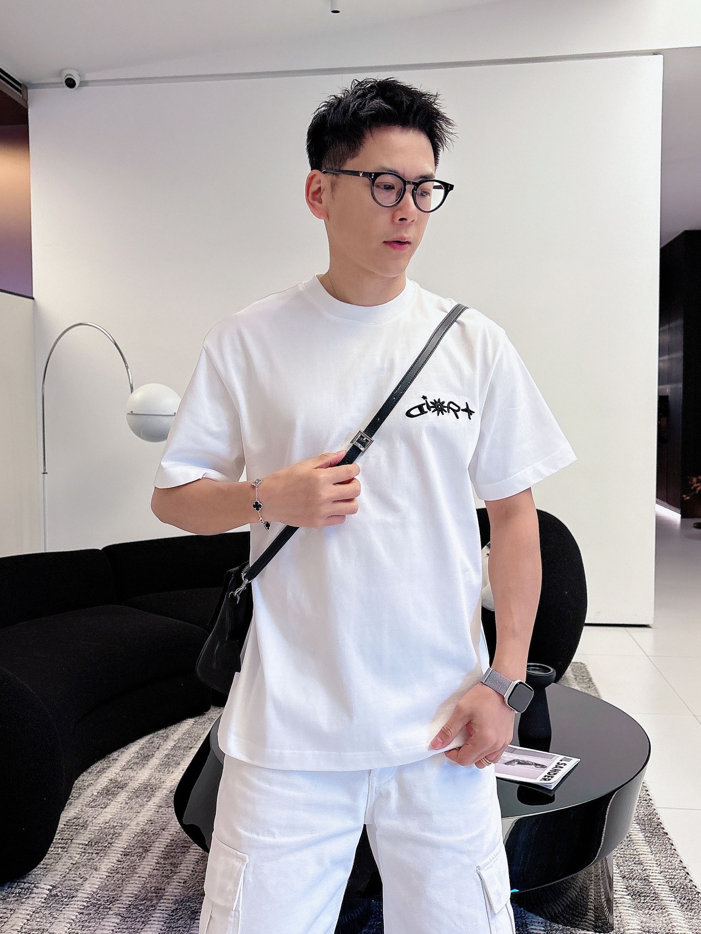 NO:726873,Years later, Dior 2026ss new spring and summer new debut counter, the latest short-sleeved round neck T-shirt, high-end custom design, avant-garde and fashionable!  The brand logo is designed with heavy craftsmanship. High-end customized pure cotton fabric. Soft to the touch. Comfortable to wear. Exquisite stitching at the counter level. Fine workmanship. The upper body effect is incomparably handsome!  A must-have item for a stylish man!  Color Black White Size S-XXL,,dior,dior,T-shirt,tees,t-shirt,19860909年后 Dior 迪奥 2026ss 春夏新款首发专柜最新款短袖圆领T恤 高端订制 设计前卫时尚！品牌logo重工艺设计 高端定制纯棉面料.手感柔软.穿着舒适.专柜级别精致车线.做工精细.上身效果无敌帅气！型男必备单品！ 颜色黑色 白色 码数S-XXL,,dior,dior,T-shirt,tees，t-shirt,,Men's clothing