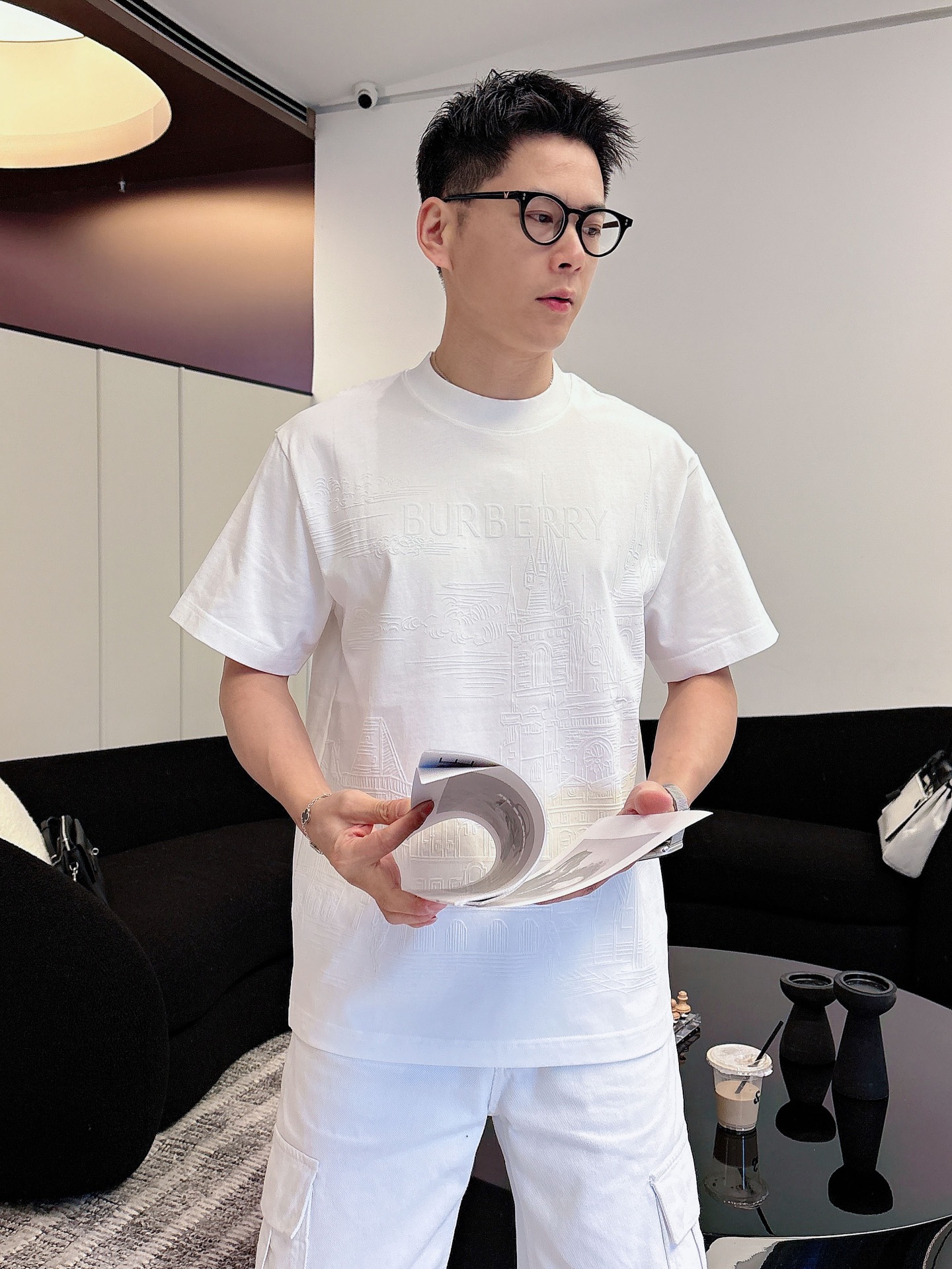 NO:726889,Years later Burberry 2026ss new spring and summer new debut counter latest short-sleeved round neck T-shirt high-end custom design avant-garde fashion!  The brand logo is designed with heavy craftsmanship. High-end customized pure cotton fabric. Soft to the touch. Comfortable to wear. Exquisite stitching at the counter level. Fine workmanship. The upper body effect is incomparably handsome!  A must-have item for a stylish man!  Color Black White Size S-XXL,,burberry,burberry,T-shirt,tees,t-shirt,19860909年后 Burberry 巴宝莉 2026ss 春夏新款首发专柜最新款短袖圆领T恤 高端订制 设计前卫时尚！品牌logo重工艺设计 高端定制纯棉面料.手感柔软.穿着舒适.专柜级别精致车线.做工精细.上身效果无敌帅气！型男必备单品！ 颜色黑色 白色 码数S-XXL,,burberry,burberry,T-shirt,tees，t-shirt,,Men's clothing