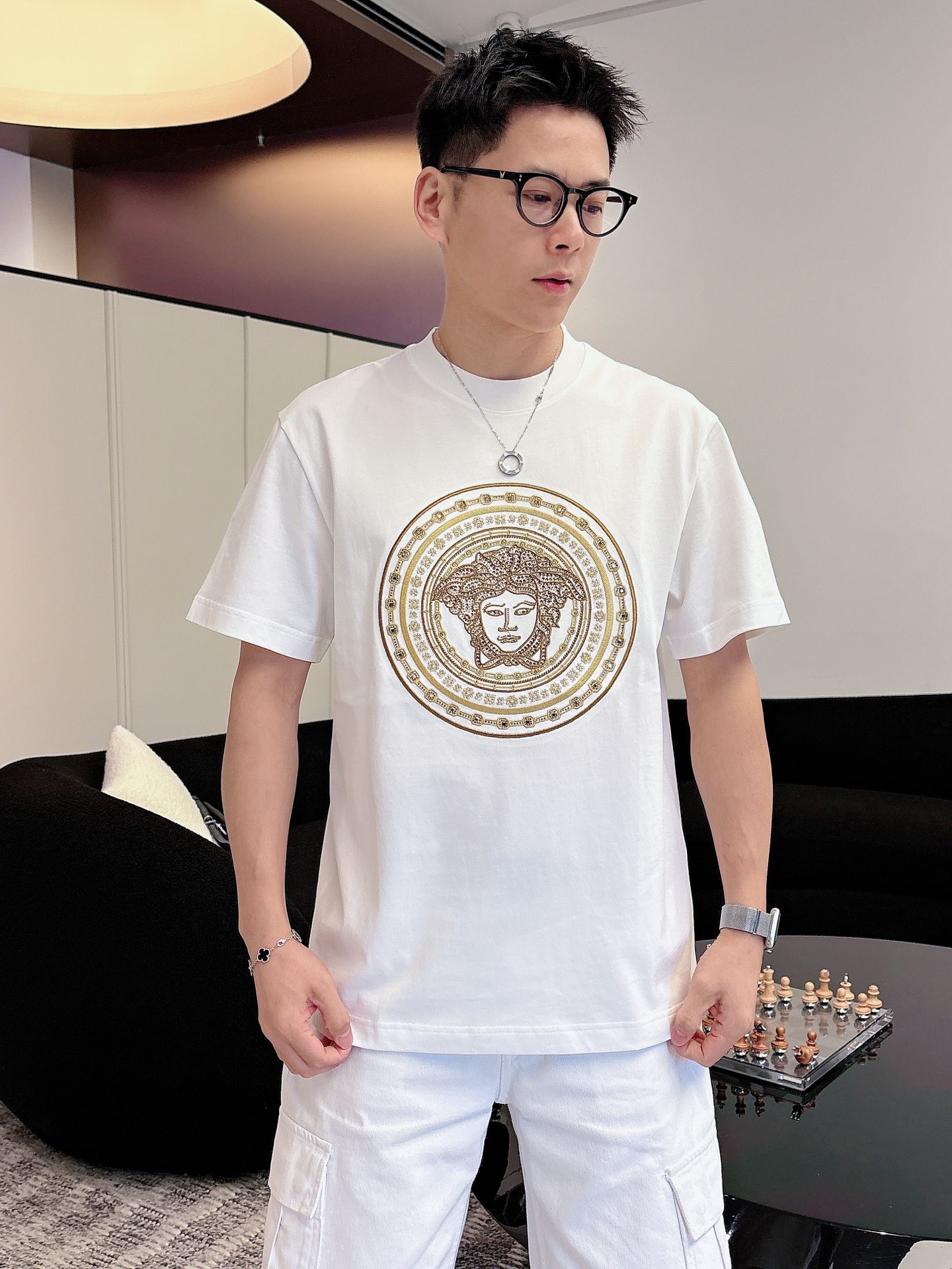 NO:726860,Year later Versace 2026ss spring and summer new debut counter latest short-sleeved round neck T-shirt high-end custom design avant-garde fashion!  The brand logo is designed with heavy craftsmanship. High-end customized pure cotton fabric. Soft to the touch. Comfortable to wear. Exquisite stitching at the counter level. Fine workmanship. The upper body effect is incomparably handsome!  A must-have item for a stylish man!  Color Black White Size S-XXL,,versace,versace,T-shirt,tees,t-shirt,19860909年后 Versace 范思哲 2026ss 春夏新款首发专柜最新款短袖圆领T恤 高端订制 设计前卫时尚！品牌logo重工艺设计 高端定制纯棉面料.手感柔软.穿着舒适.专柜级别精致车线.做工精细.上身效果无敌帅气！型男必备单品！ 颜色黑色 白色 码数S-XXL,,versace,versace,T-shirt,tees，t-shirt,,Men's clothing
