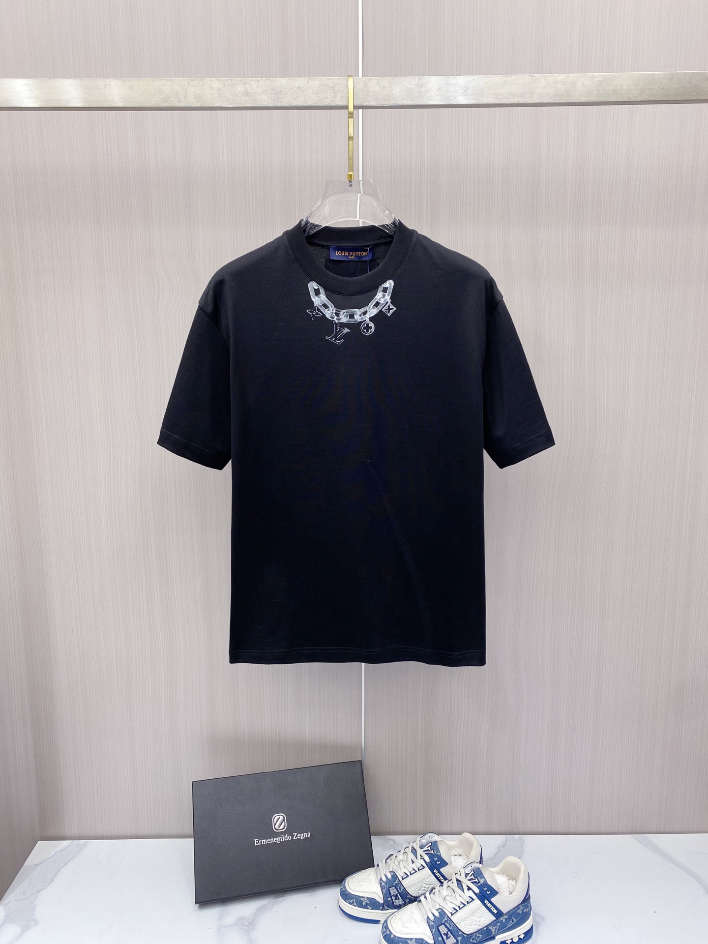 NO:757621,[LV 2026 Spring and Summer · High-end Customized T-shirts] The core fabric is Pima cotton imported from Peru × top-level mercerization technology. The core body feels silky smooth, excellent breathability and not stuffy. The core technology heavy industry three-dimensional logo, counter-level precision stitching. The core version is crisp and neat, modifying the figure. Classic black and white two-color | S-3XL full size coverage HHH1, Louis Vuitton, tees, t-shirt,19860909【 LV 2026春夏 · 高阶定制T恤】 核心面料秘鲁进口匹马棉 × 顶级丝光工艺 核心体感蚕丝般柔滑,卓越透气不闷热 核心工艺重工立体Logo,专柜级精密车线 核心版型挺括利落,修饰身材 经典黑白双色 | S-3XL全码覆盖 HHH1,,louis vuitton,tees，t-shirt,,Men's clothing