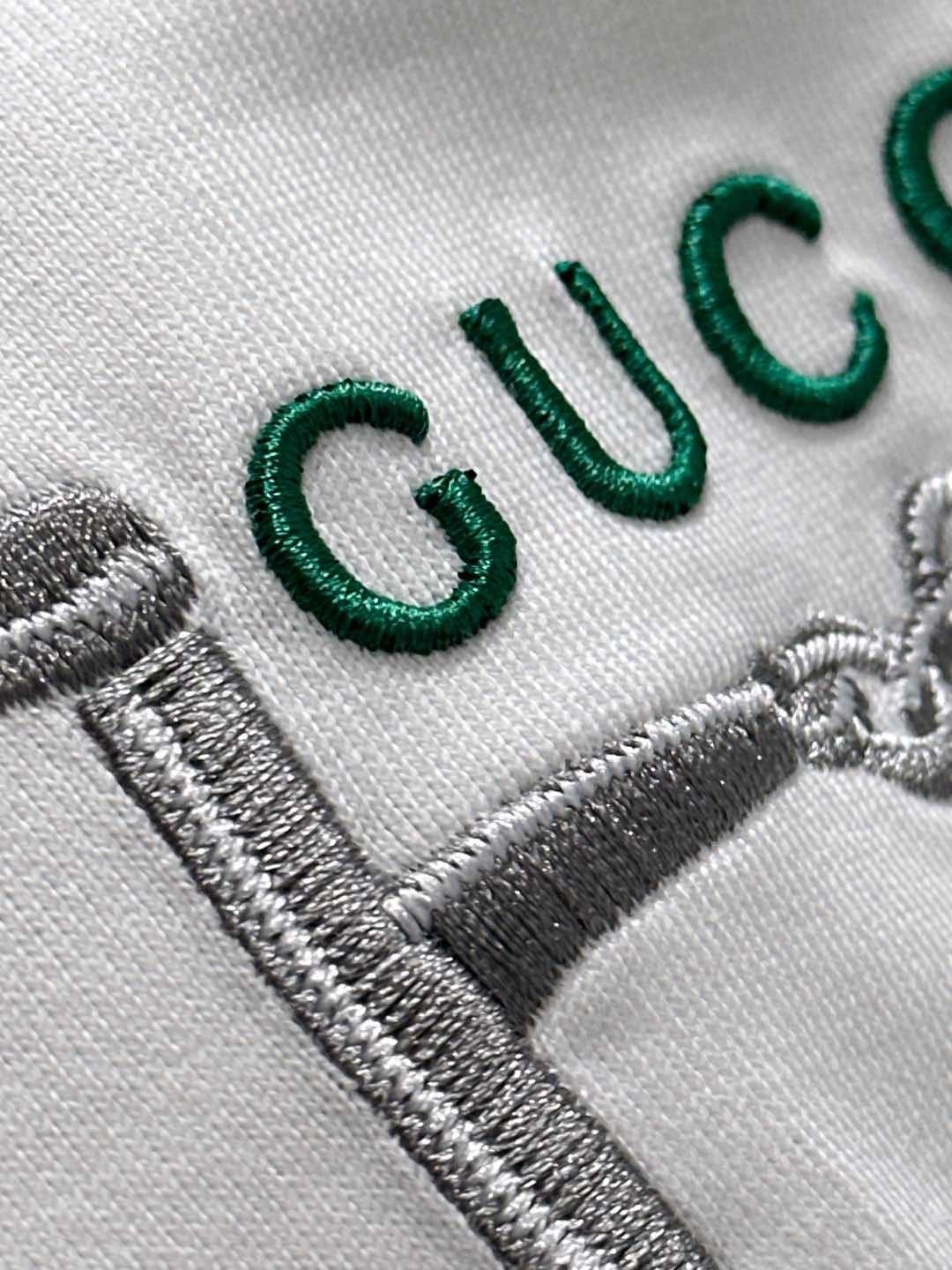 GUCCI 2026春夏新款首发专柜最新款短袖圆领T恤 高端订制 设计前卫时尚！品牌logo重工艺设计 