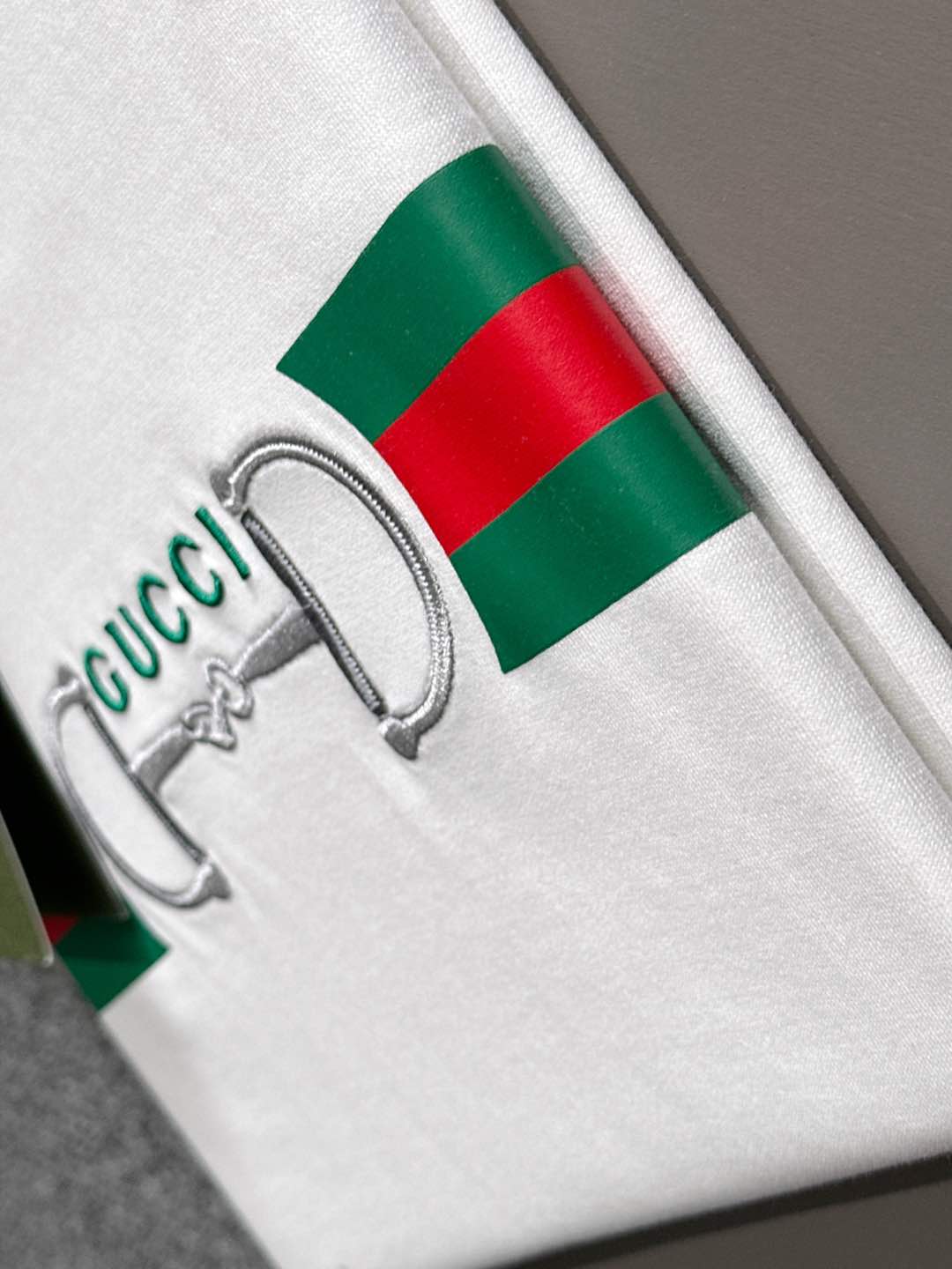 GUCCI 2026春夏新款首发专柜最新款短袖圆领T恤 高端订制 设计前卫时尚！品牌logo重工艺设计 