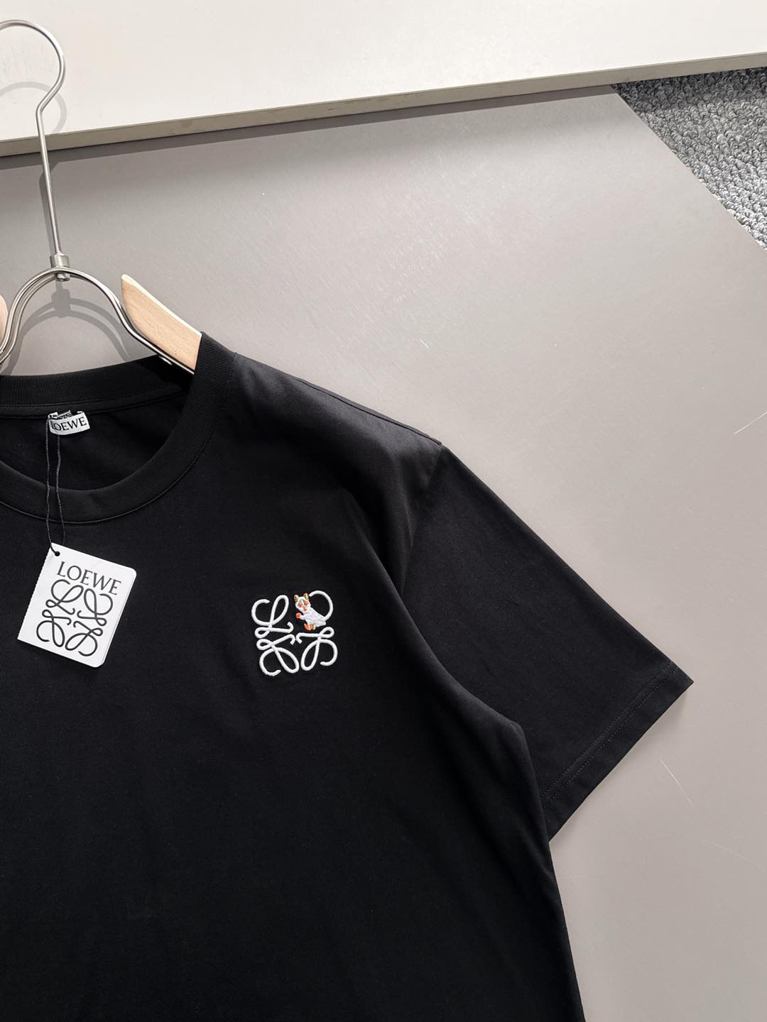 罗意威 2026春夏新款首发专柜最新款短袖圆领T恤 高端订制 设计前卫时尚！品牌logo重工艺设计 高端