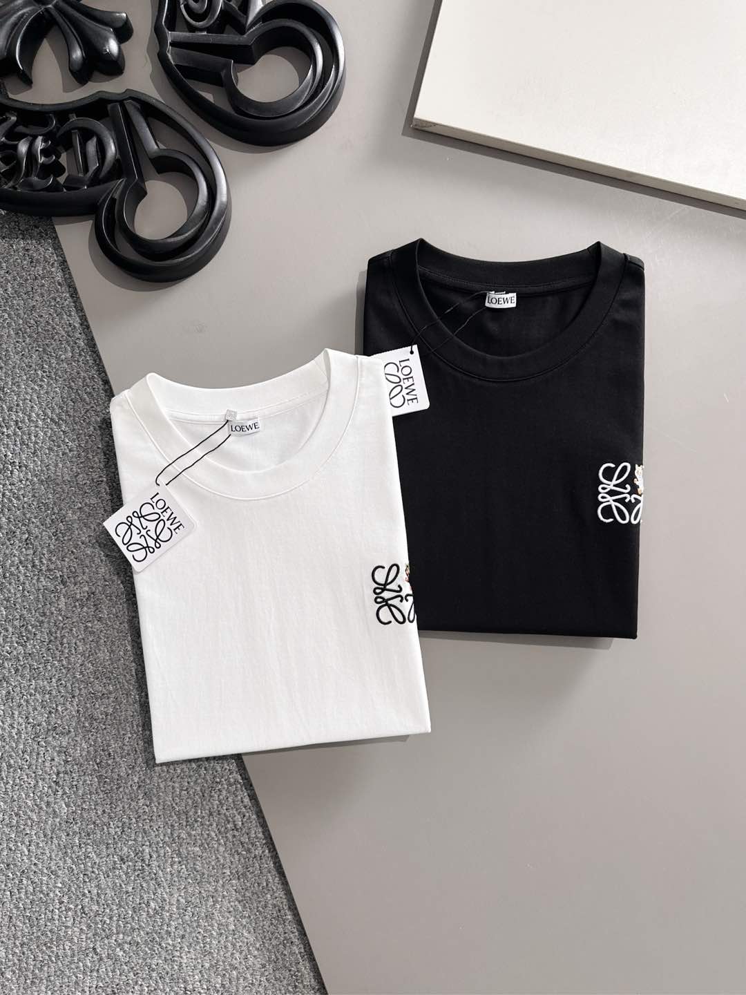 罗意威 2026春夏新款首发专柜最新款短袖圆领T恤 高端订制 设计前卫时尚！品牌logo重工艺设计 高端