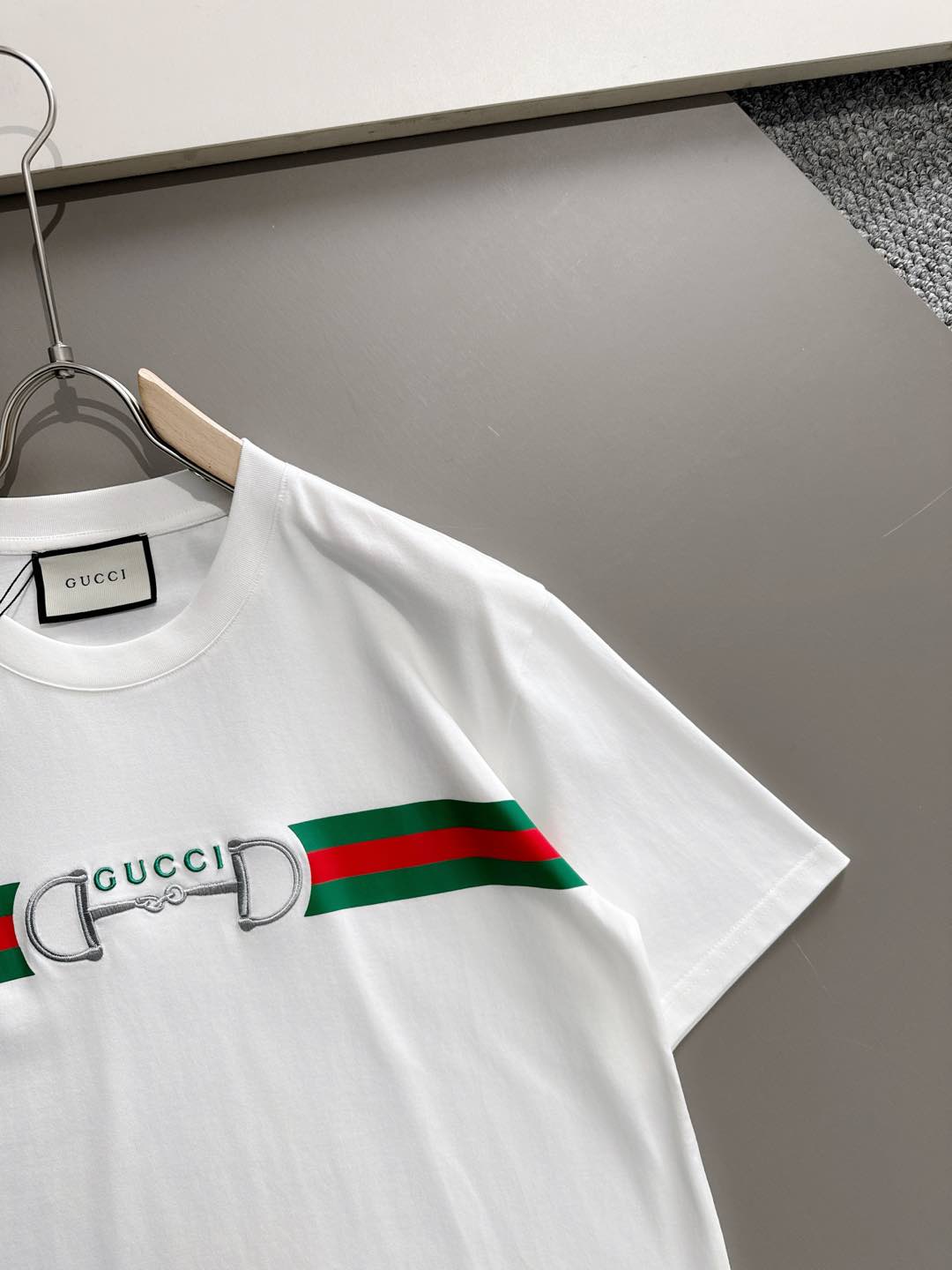 GUCCI 2026春夏新款首发专柜最新款短袖圆领T恤 高端订制 设计前卫时尚！品牌logo重工艺设计 