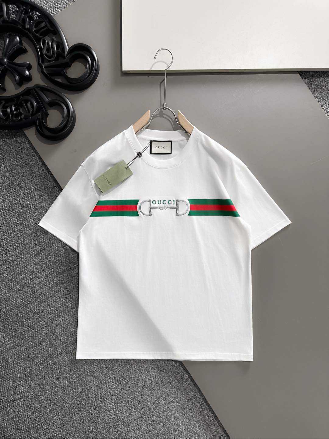 GUCCI 2026春夏新款首发专柜最新款短袖圆领T恤 高端订制 设计前卫时尚！品牌logo重工艺设计 