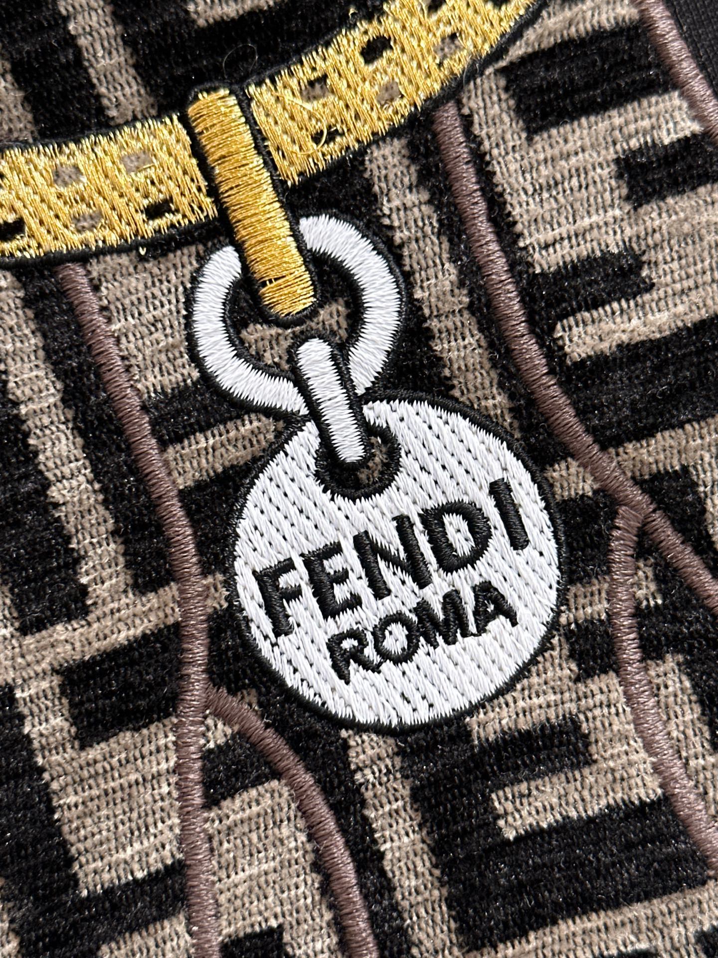 芬迪#FENDI 2026春夏新款首发专柜最新款短袖圆领T恤 高端订制 设计前卫时尚！品牌logo重工艺