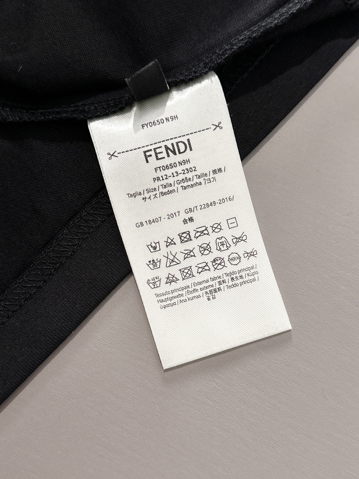 芬迪#FENDI 2026春夏新款首发专柜最新款短袖圆领T恤 高端订制 设计前卫时尚！品牌logo重工艺