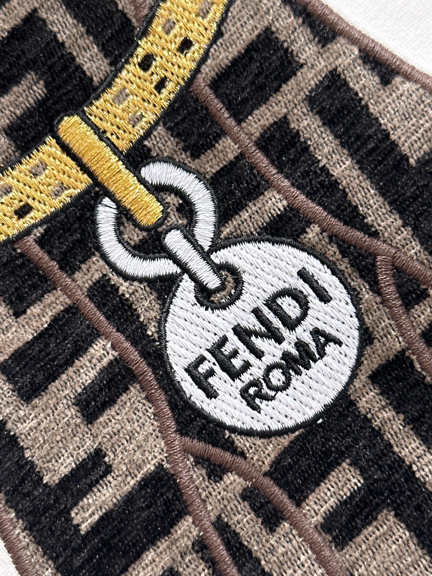 芬迪#FENDI 2026春夏新款首发专柜最新款短袖圆领T恤 高端订制 设计前卫时尚！品牌logo重工艺
