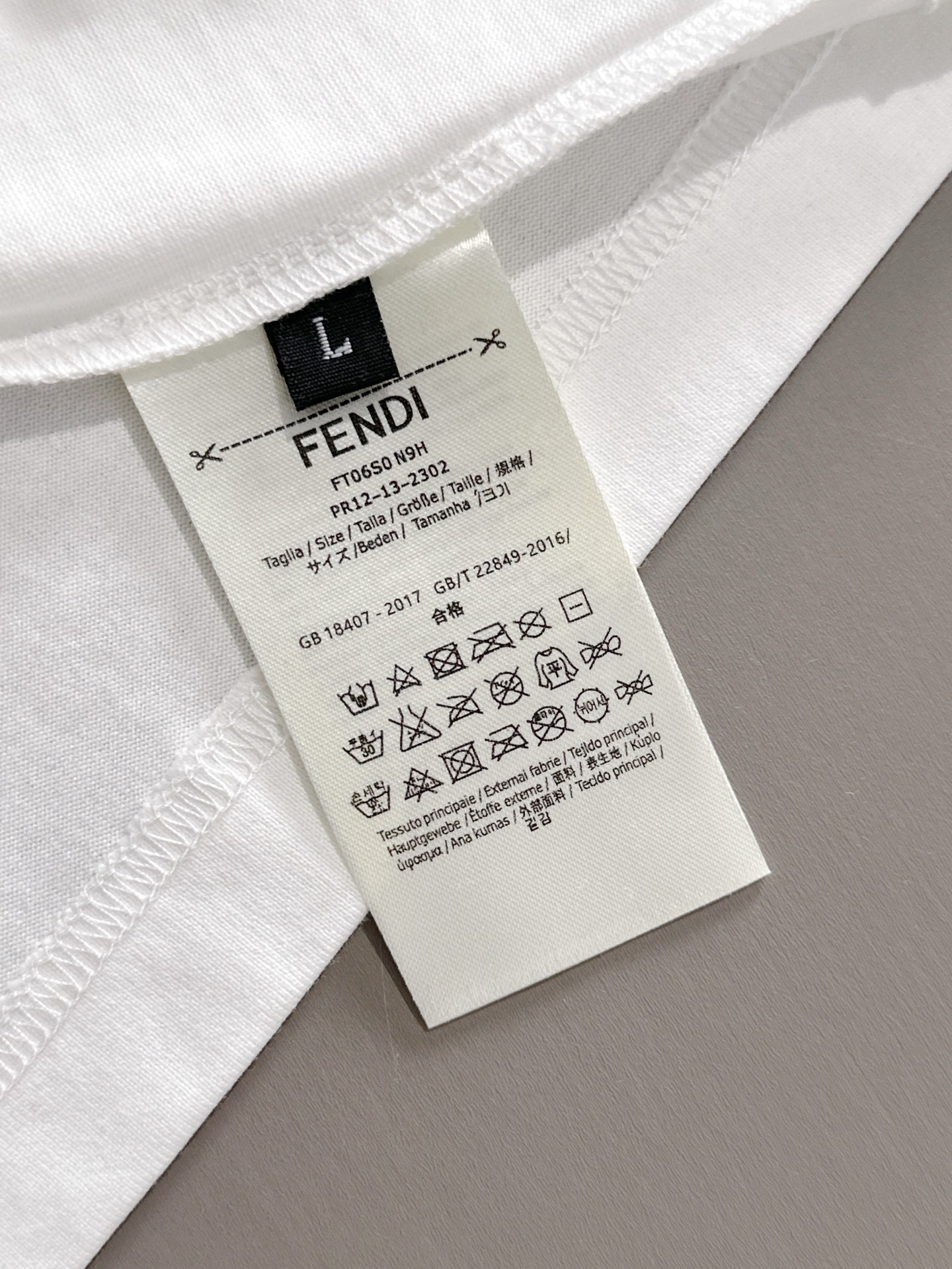 芬迪#FENDI 2026春夏新款首发专柜最新款短袖圆领T恤 高端订制 设计前卫时尚！品牌logo重工艺