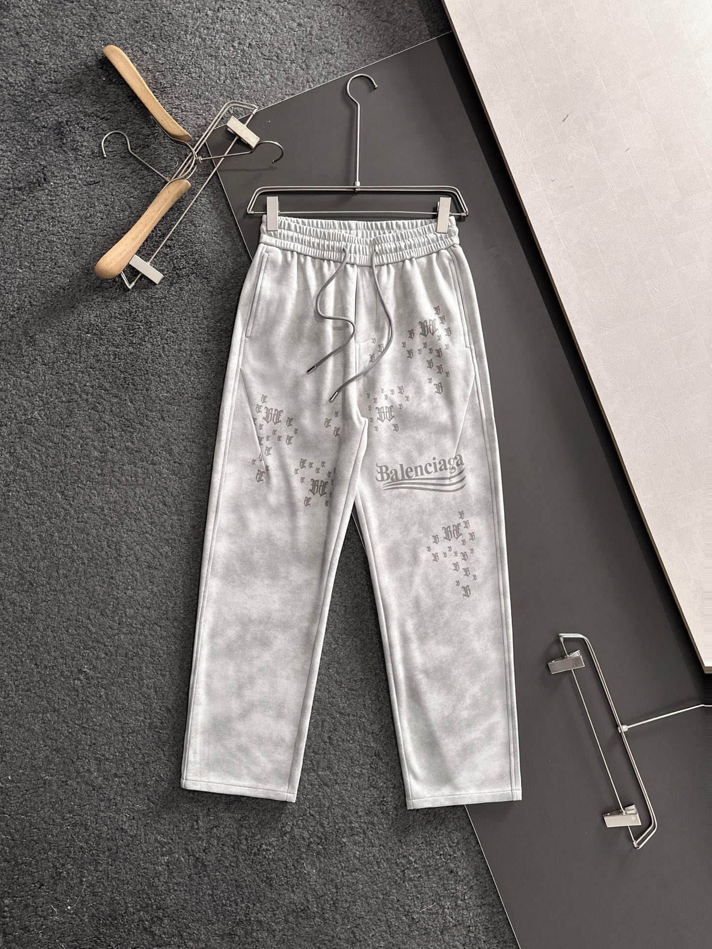 BAL 2026春季新品休闲裤，经典款百看不厌，裤身工艺设计，进口客供辅料、面料定制，每个细节做到极致，