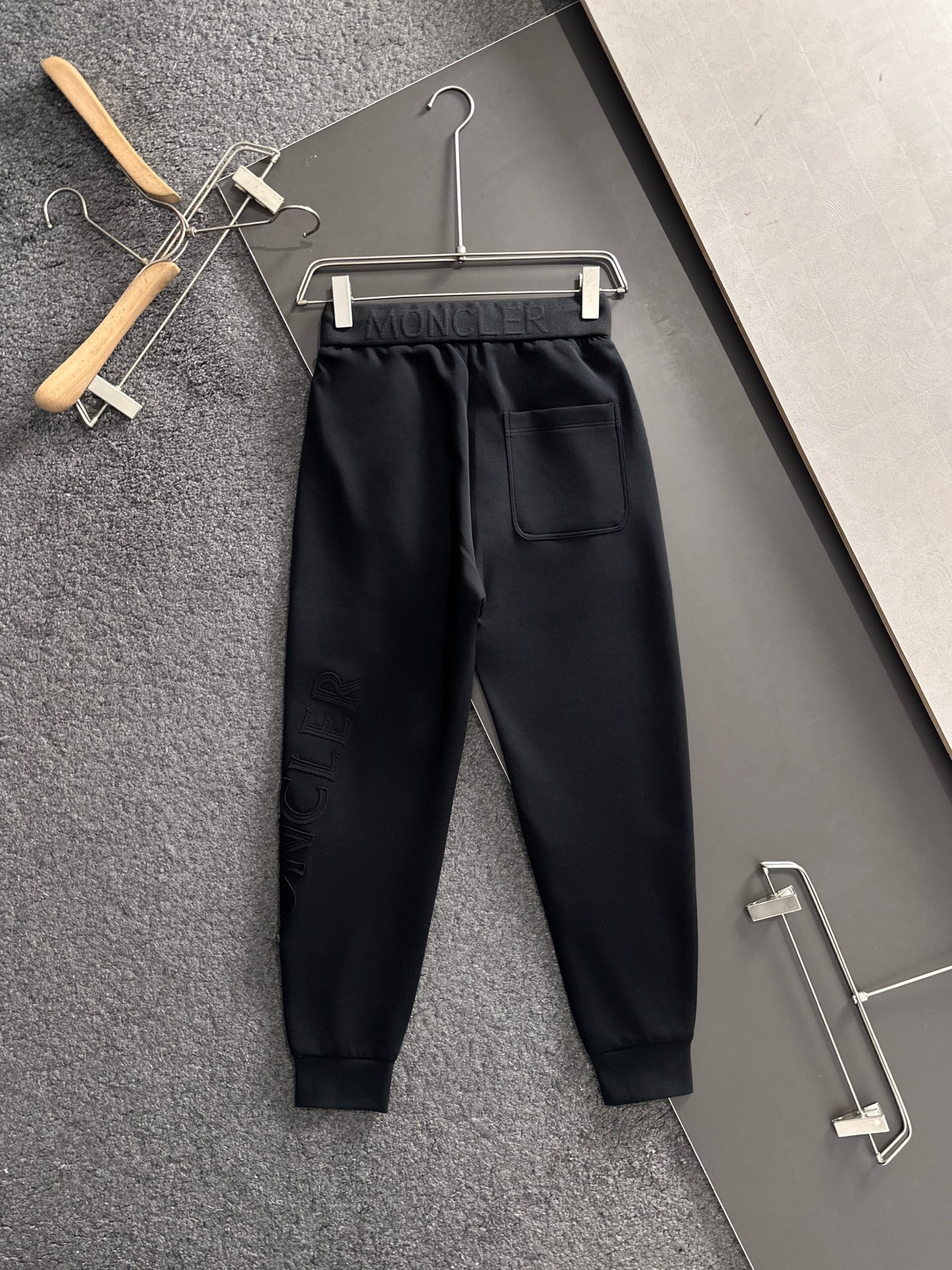 MON 2026春季新品休闲裤，经典款百看不厌，裤身工艺设计，进口客供辅料、面料定制，每个细节做到极致，