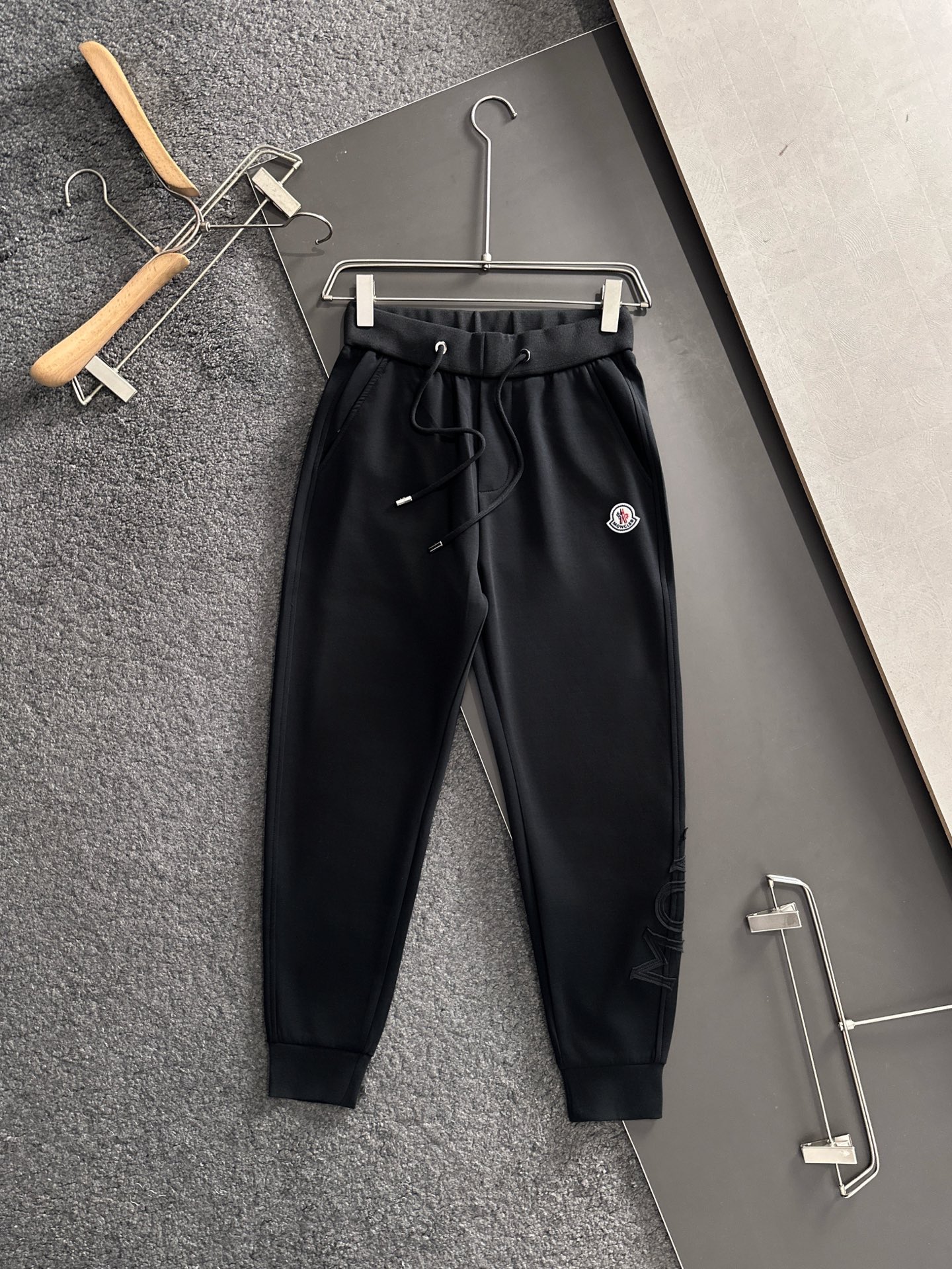 MON 2026春季新品休闲裤，经典款百看不厌，裤身工艺设计，进口客供辅料、面料定制，每个细节做到极致，