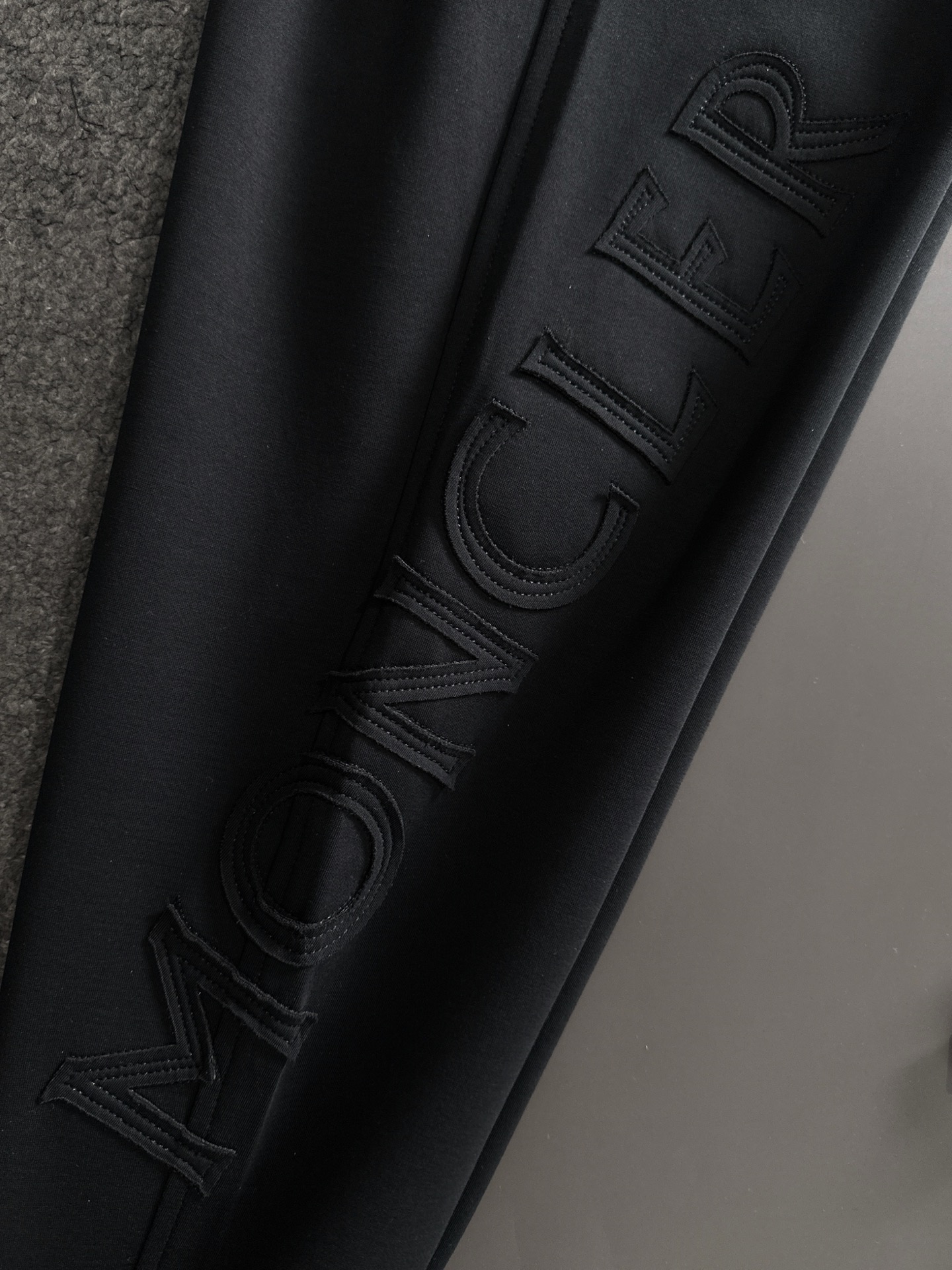 MON 2026春季新品休闲裤，经典款百看不厌，裤身工艺设计，进口客供辅料、面料定制，每个细节做到极致，