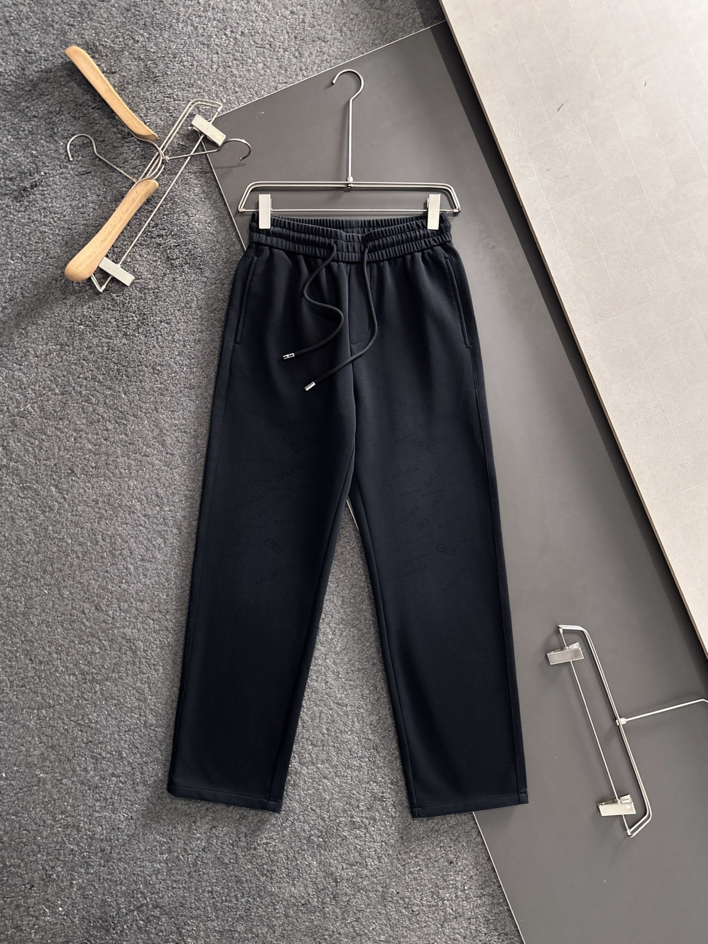 BAL 2026春季新品休闲裤，经典款百看不厌，裤身工艺设计，进口客供辅料、面料定制，每个细节做到极致，