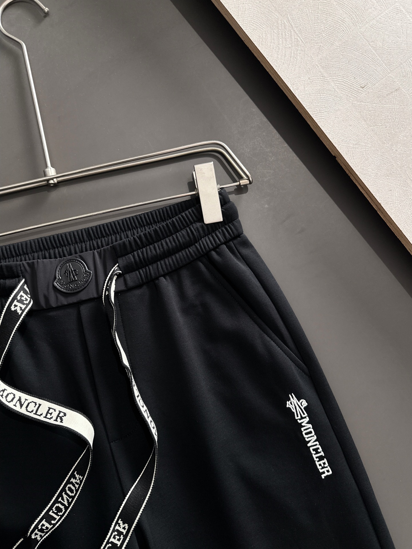 MON 2026春季新品休闲裤，经典款百看不厌，裤身工艺设计，进口客供辅料、面料定制，每个细节做到极致，