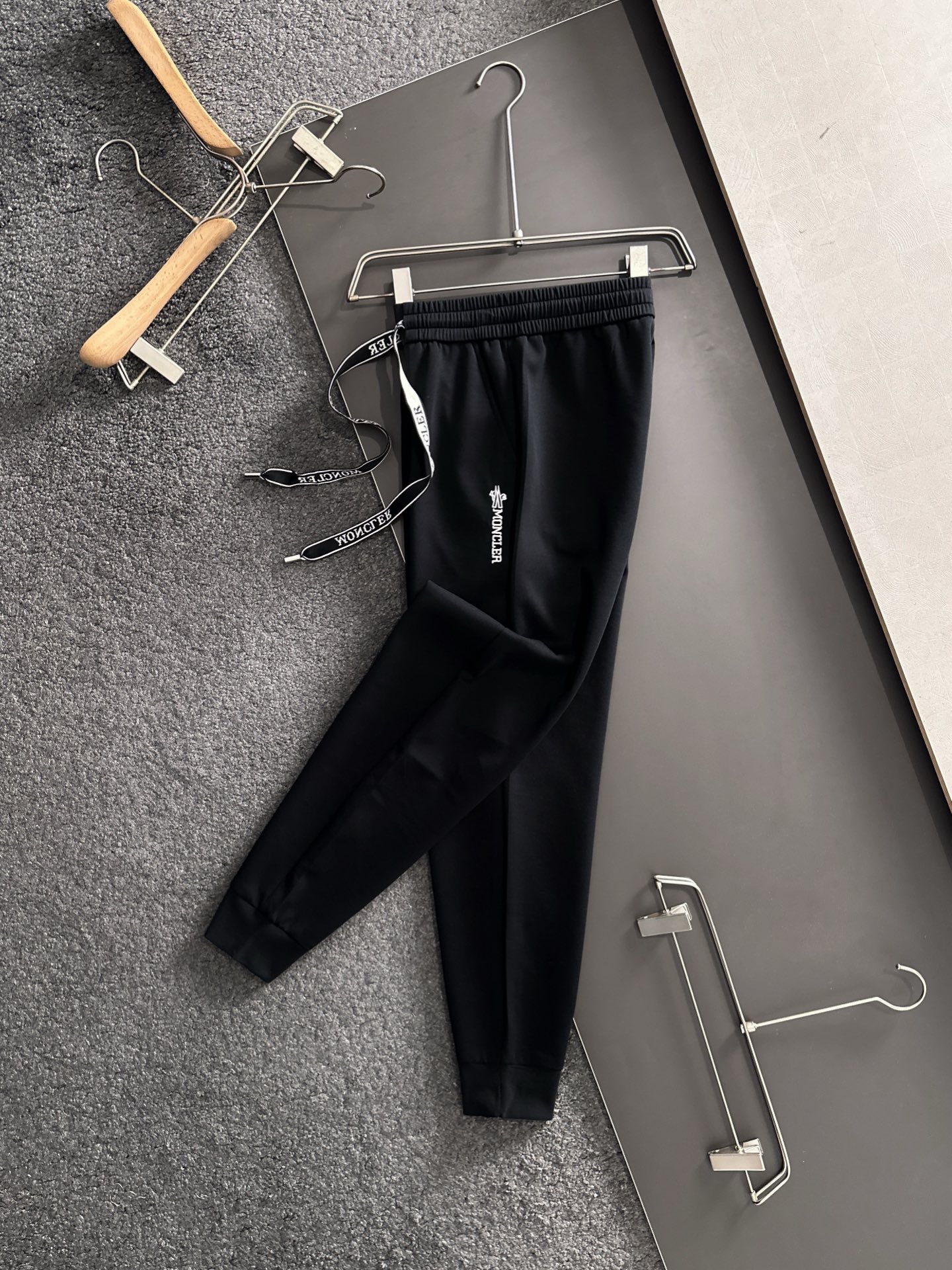 MON 2026春季新品休闲裤，经典款百看不厌，裤身工艺设计，进口客供辅料、面料定制，每个细节做到极致，