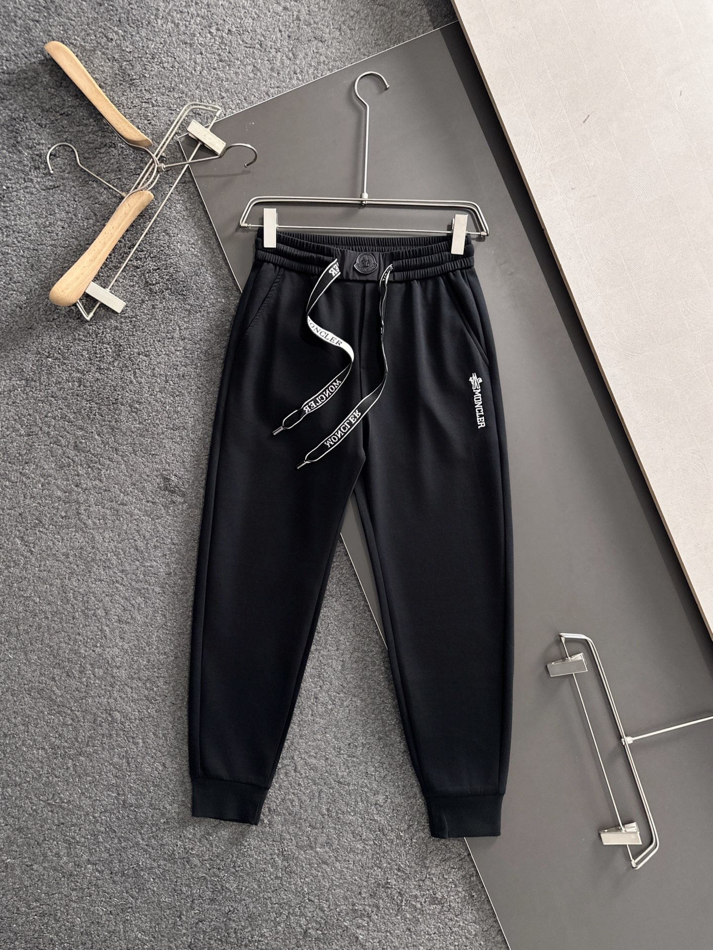 MON 2026春季新品休闲裤，经典款百看不厌，裤身工艺设计，进口客供辅料、面料定制，每个细节做到极致，