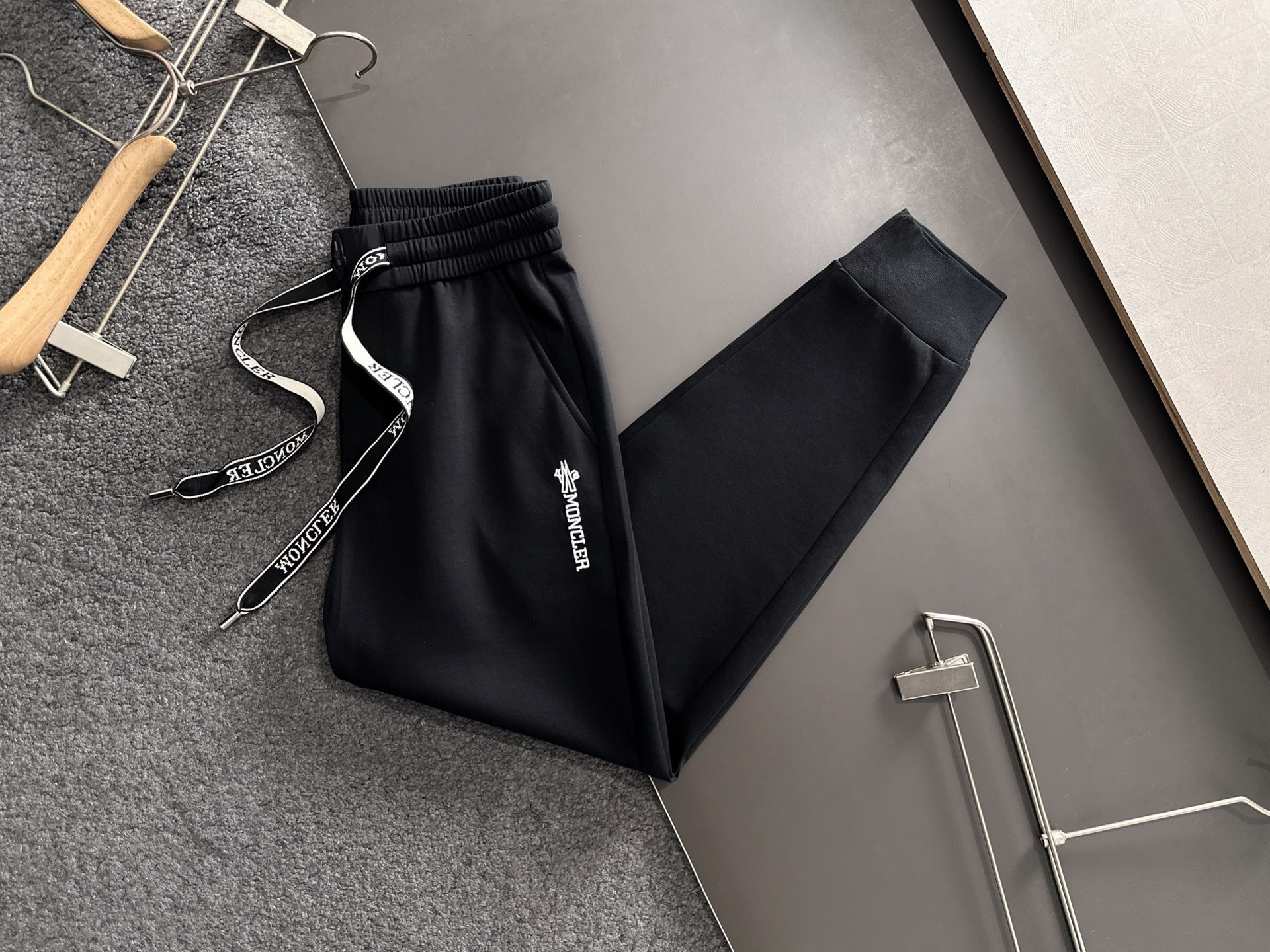 MON 2026春季新品休闲裤，经典款百看不厌，裤身工艺设计，进口客供辅料、面料定制，每个细节做到极致，