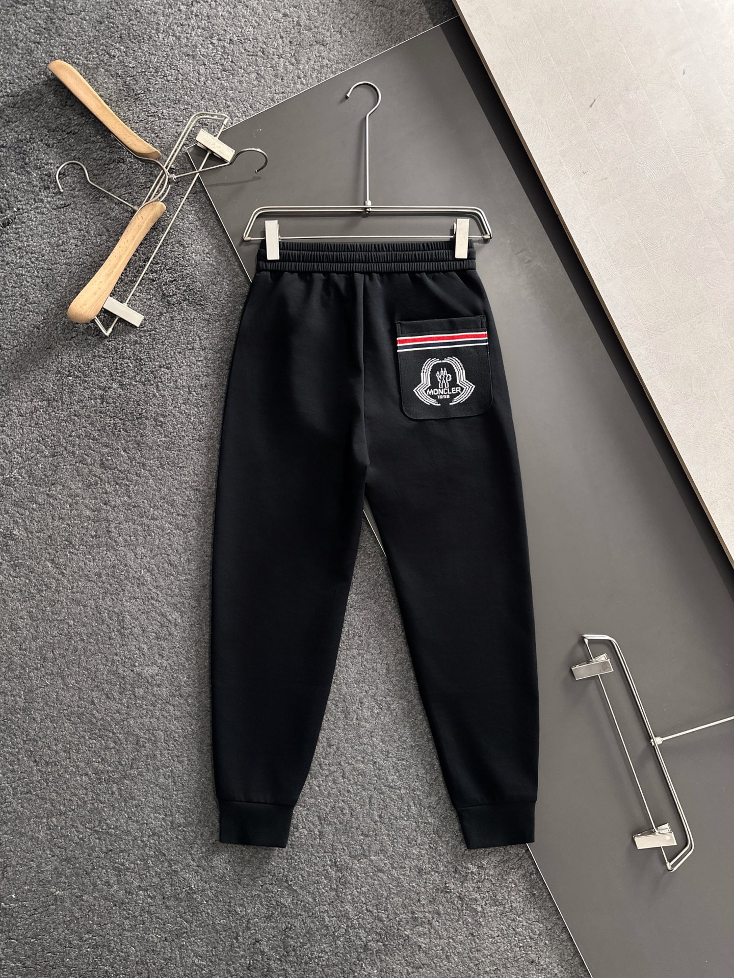 MON 2026春季新品休闲裤，经典款百看不厌，裤身工艺设计，进口客供辅料、面料定制，每个细节做到极致，