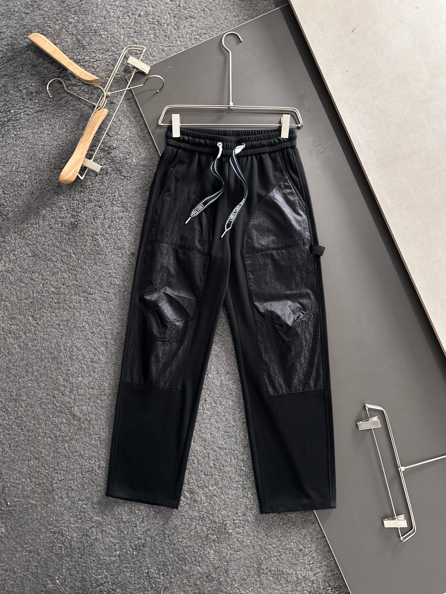 MON 2026春季新品休闲裤，经典款百看不厌，裤身工艺设计，进口客供辅料、面料定制，每个细节做到极致，