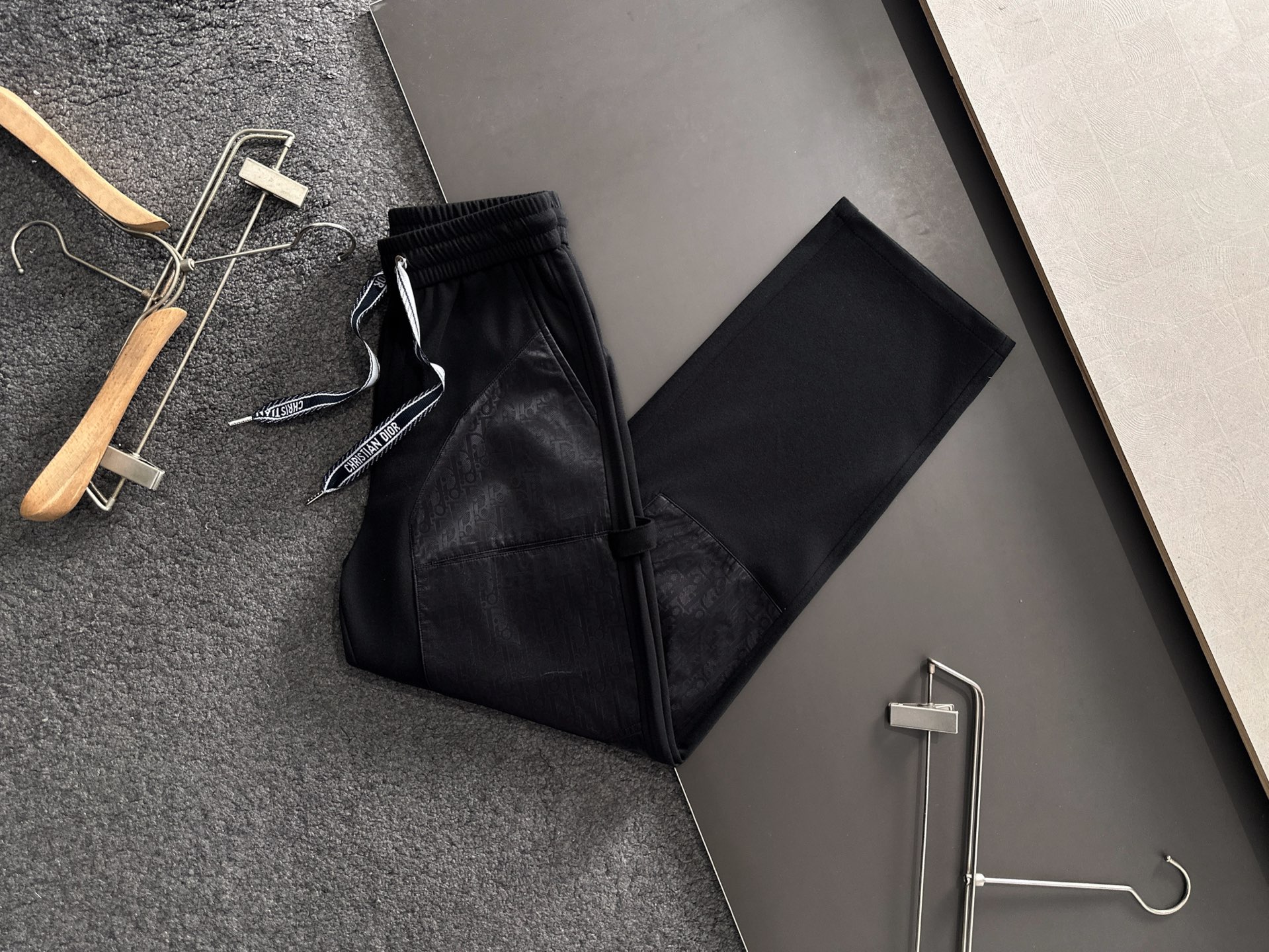 MON 2026春季新品休闲裤，经典款百看不厌，裤身工艺设计，进口客供辅料、面料定制，每个细节做到极致，