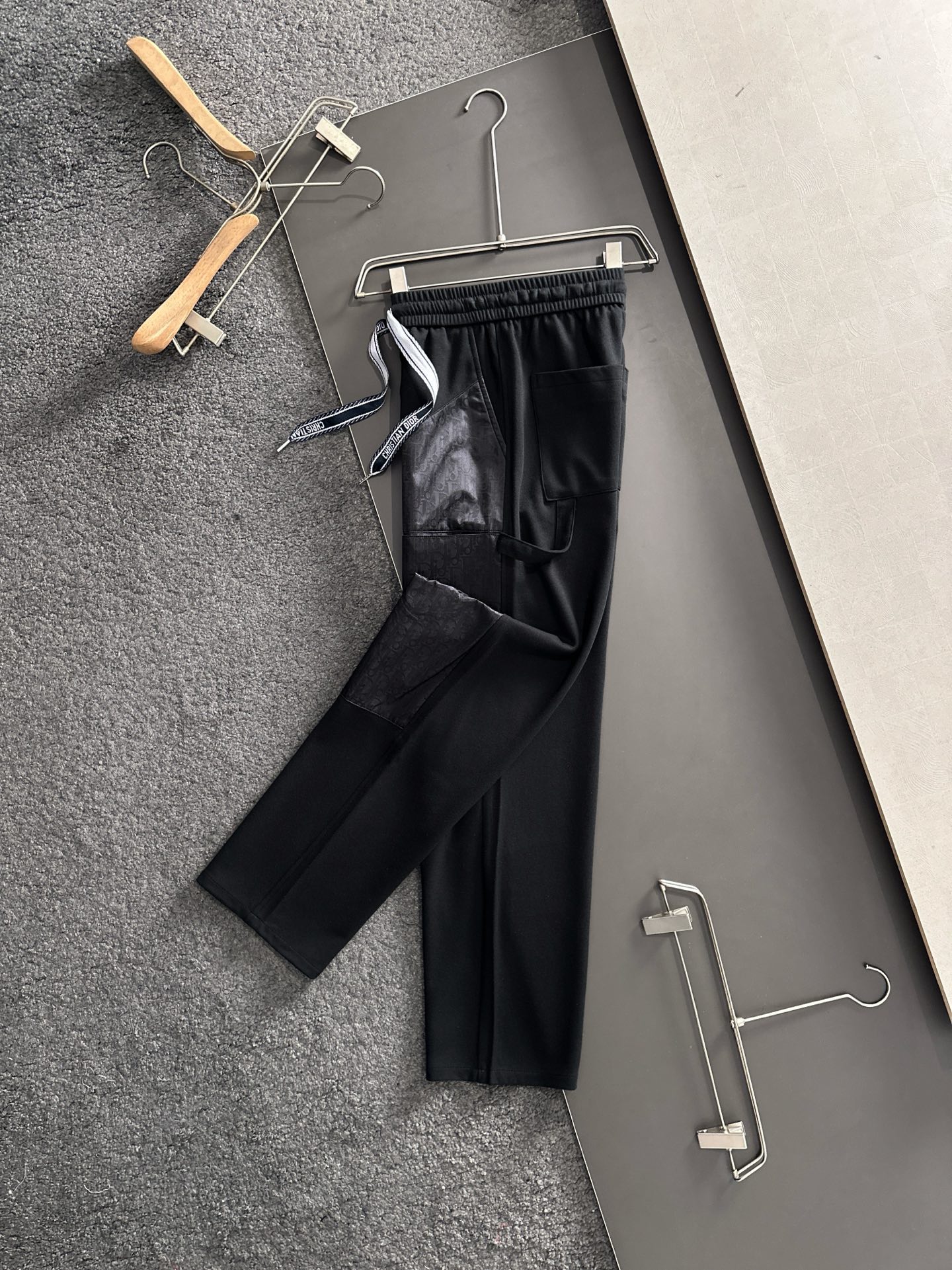 MON 2026春季新品休闲裤，经典款百看不厌，裤身工艺设计，进口客供辅料、面料定制，每个细节做到极致，