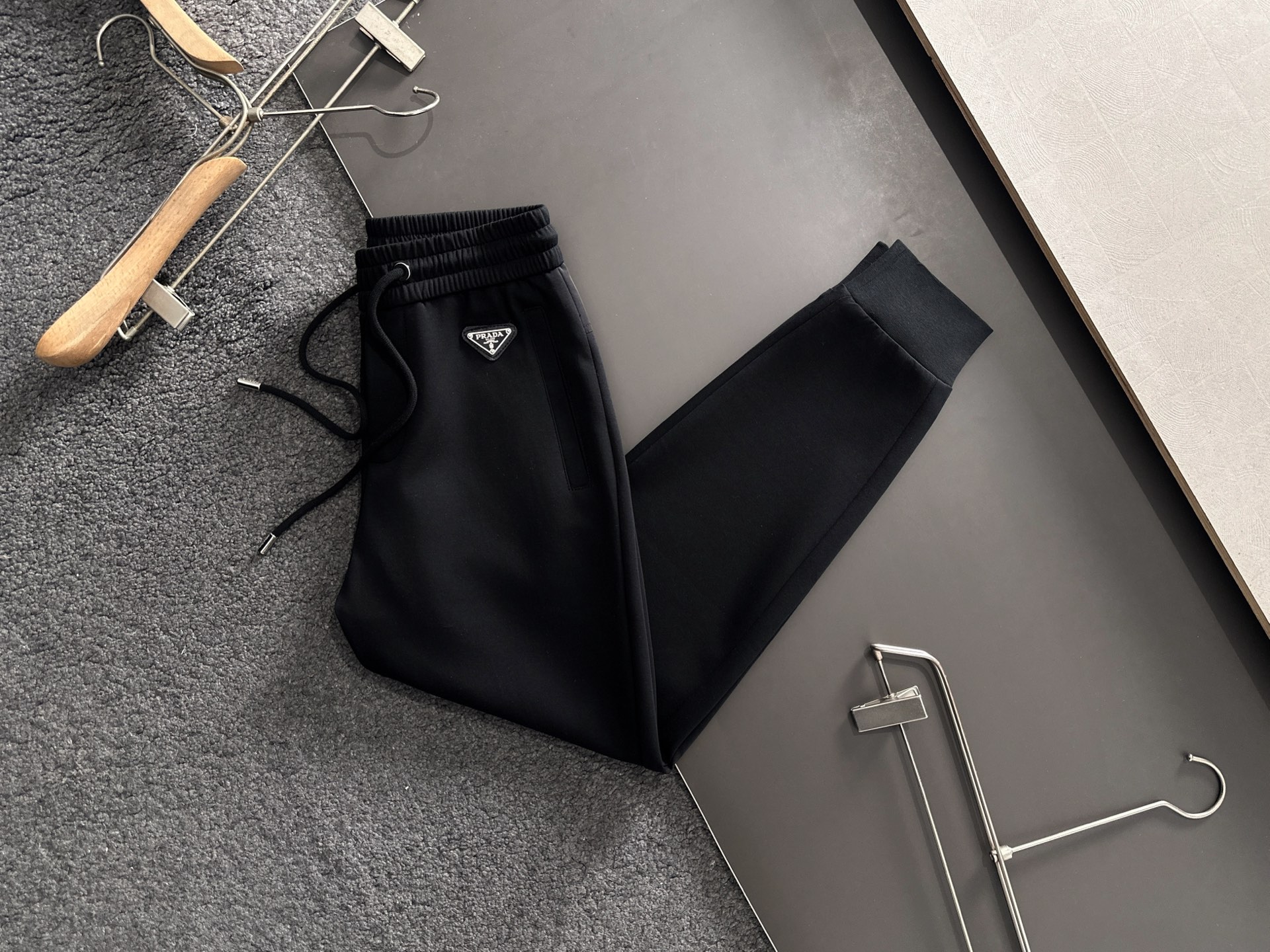 PRAD 2026春季新品休闲裤，经典款百看不厌，裤身工艺设计，进口客供辅料、面料定制，每个细节做到极致