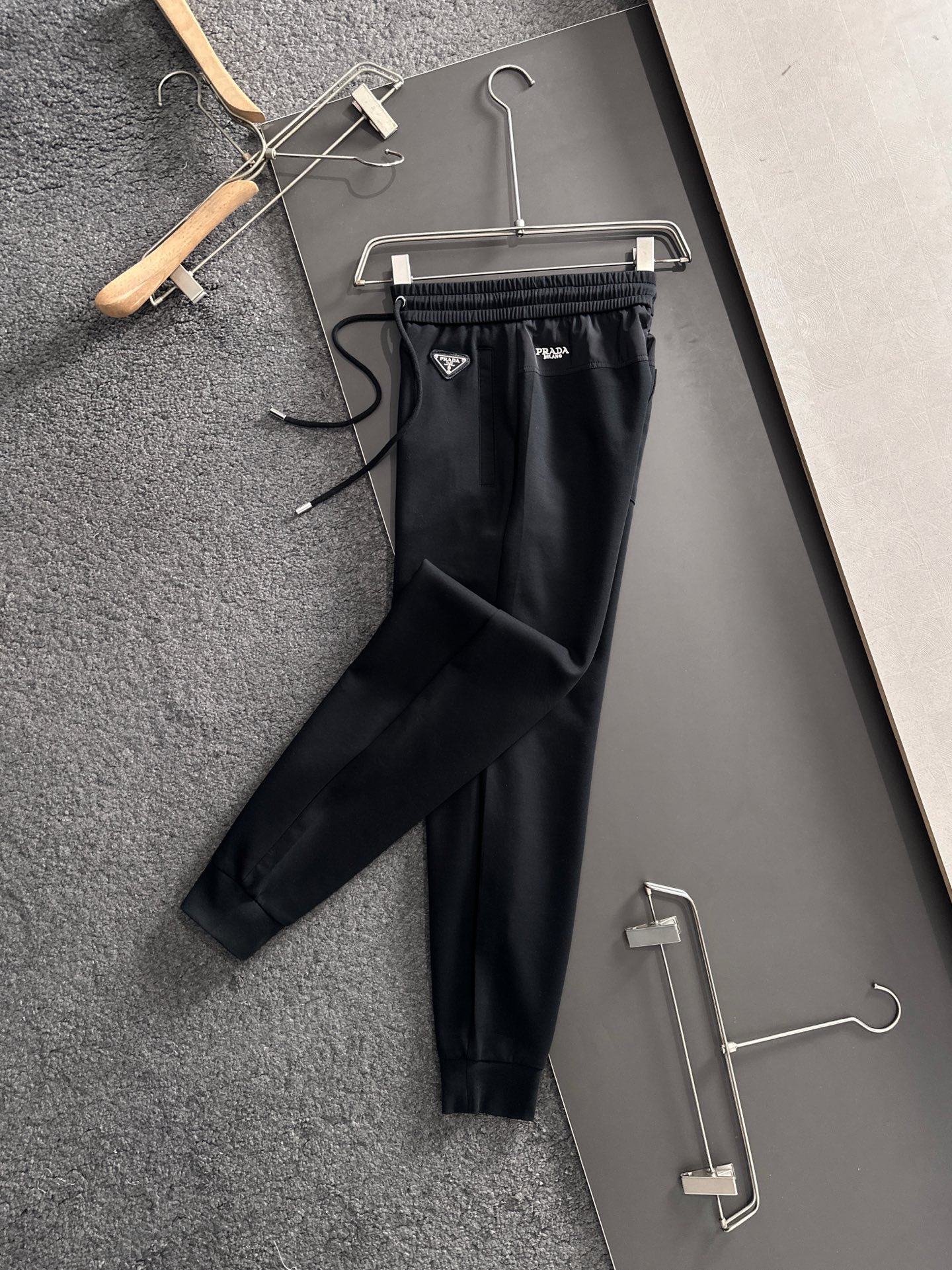PRAD 2026春季新品休闲裤，经典款百看不厌，裤身工艺设计，进口客供辅料、面料定制，每个细节做到极致