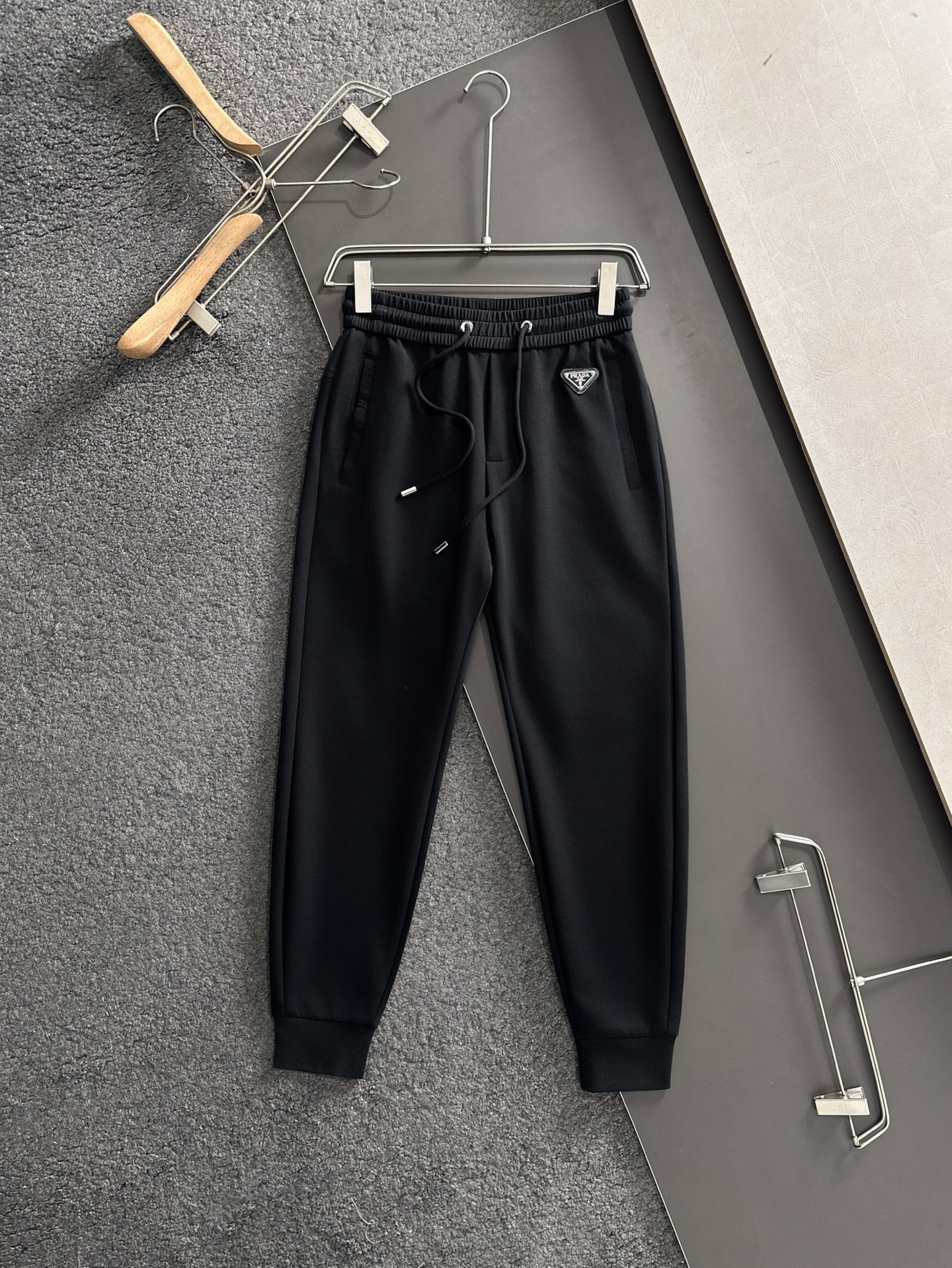 PRAD 2026春季新品休闲裤，经典款百看不厌，裤身工艺设计，进口客供辅料、面料定制，每个细节做到极致