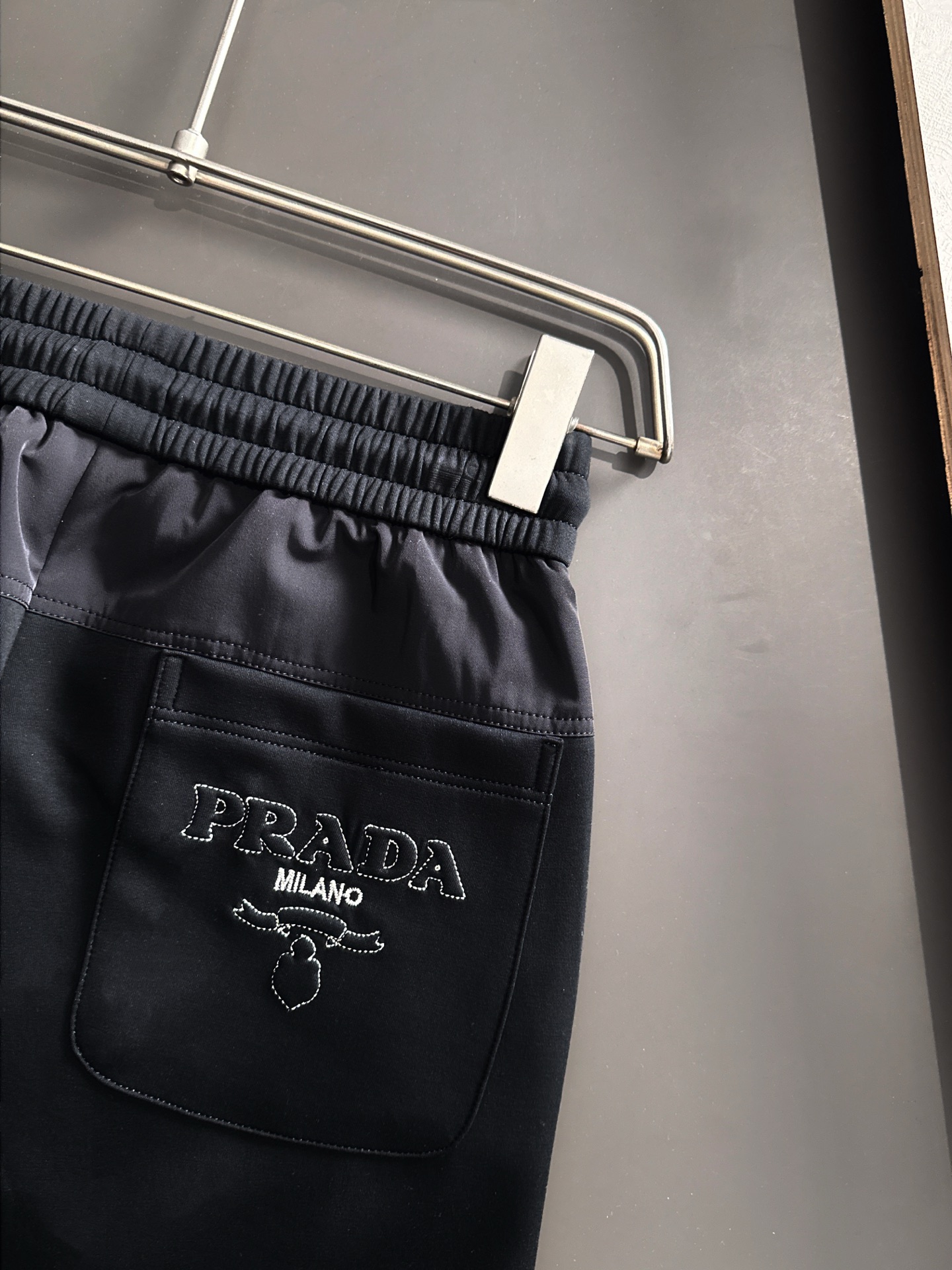 PRAD 2026春季新品休闲裤，经典款百看不厌，裤身工艺设计，进口客供辅料、面料定制，每个细节做到极致