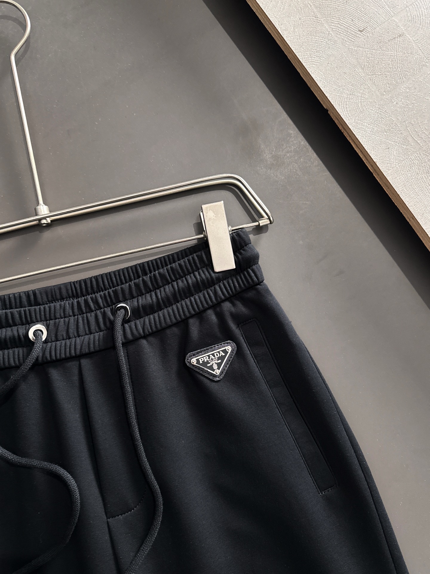 PRAD 2026春季新品休闲裤，经典款百看不厌，裤身工艺设计，进口客供辅料、面料定制，每个细节做到极致