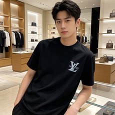 LV 2026ss 春夏新款首发专柜最新款短袖圆领T恤 高端订制 设计前卫时尚!品牌logo重工艺设计 LV 2026ss 春夏新款首发专柜最新款短袖圆领T恤 高端订制 设计前卫时尚!品牌logo重工艺设计