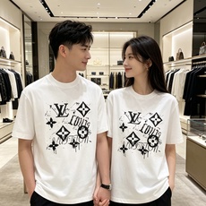 LV 2026ss 春夏新款首发专柜最新款短袖圆领T恤 高端订制 设计前卫时尚!品牌logo重工艺设计 LV 2026ss 春夏新款首发专柜最新款短袖圆领T恤 高端订制 设计前卫时尚!品牌logo重工艺设计