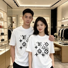 LV 2026ss 春夏新款首发专柜最新款短袖圆领T恤 高端订制 设计前卫时尚!品牌logo重工艺设计 LV 2026ss 春夏新款首发专柜最新款短袖圆领T恤 高端订制 设计前卫时尚!品牌logo重工艺设计