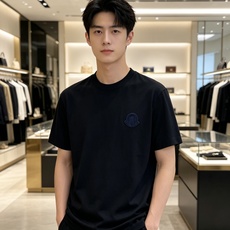 Moncler 蒙口 2026ss 春夏新款首发专柜最新款短袖圆领T恤 高端订制 设计前卫时尚!品牌lo Moncler 蒙口 2026ss 春夏新款首发专柜最新款短袖圆领T恤 高端订制 设计前卫时尚!品牌lo