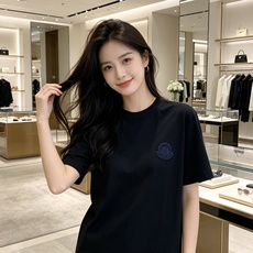 Moncler 蒙口 2026ss 春夏新款首发专柜最新款短袖圆领T恤 高端订制 设计前卫时尚!品牌lo Moncler 蒙口 2026ss 春夏新款首发专柜最新款短袖圆领T恤 高端订制 设计前卫时尚!品牌lo
